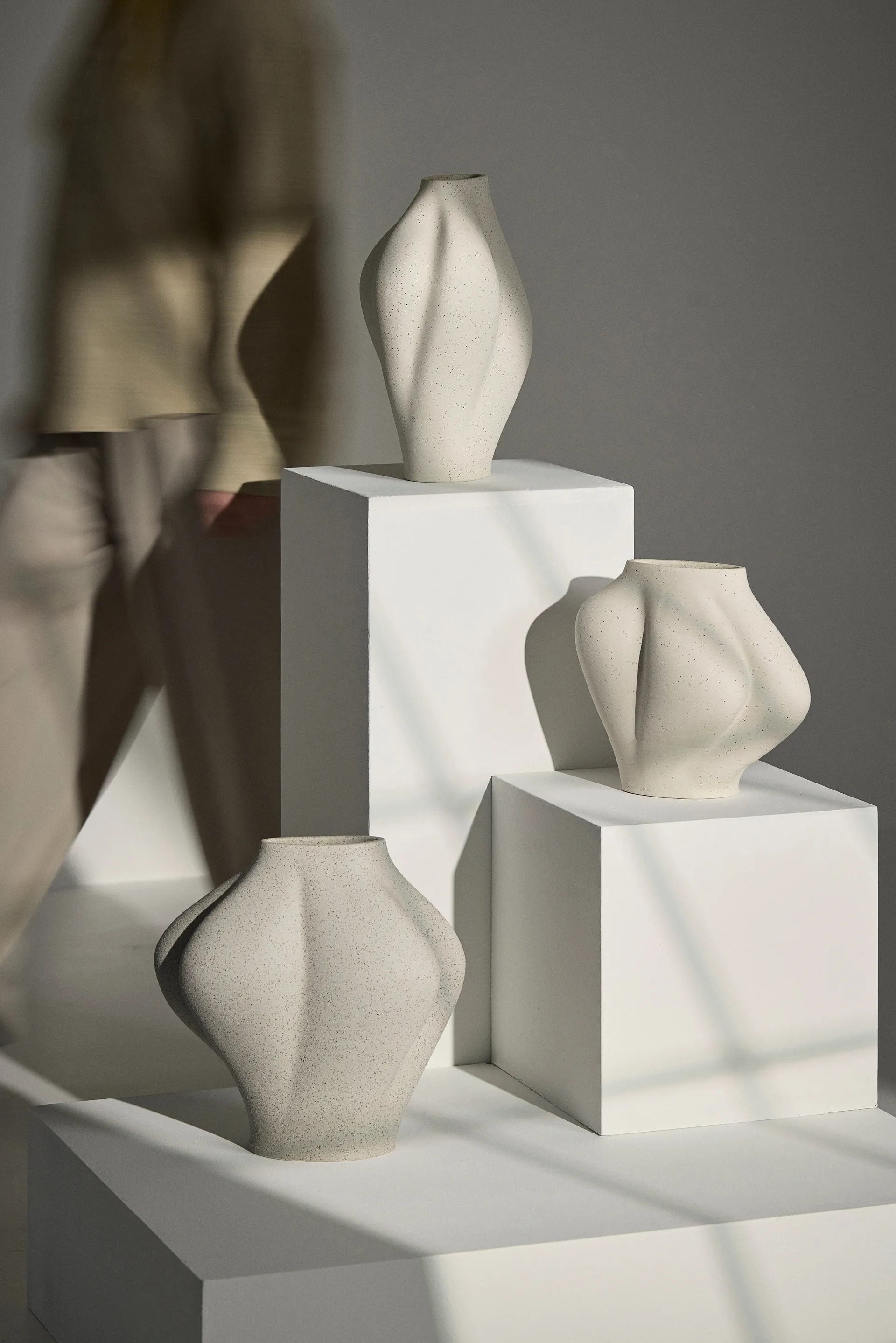 Jarrón Saltare, Taupe, Ø13,8 × 30 cm AYTM