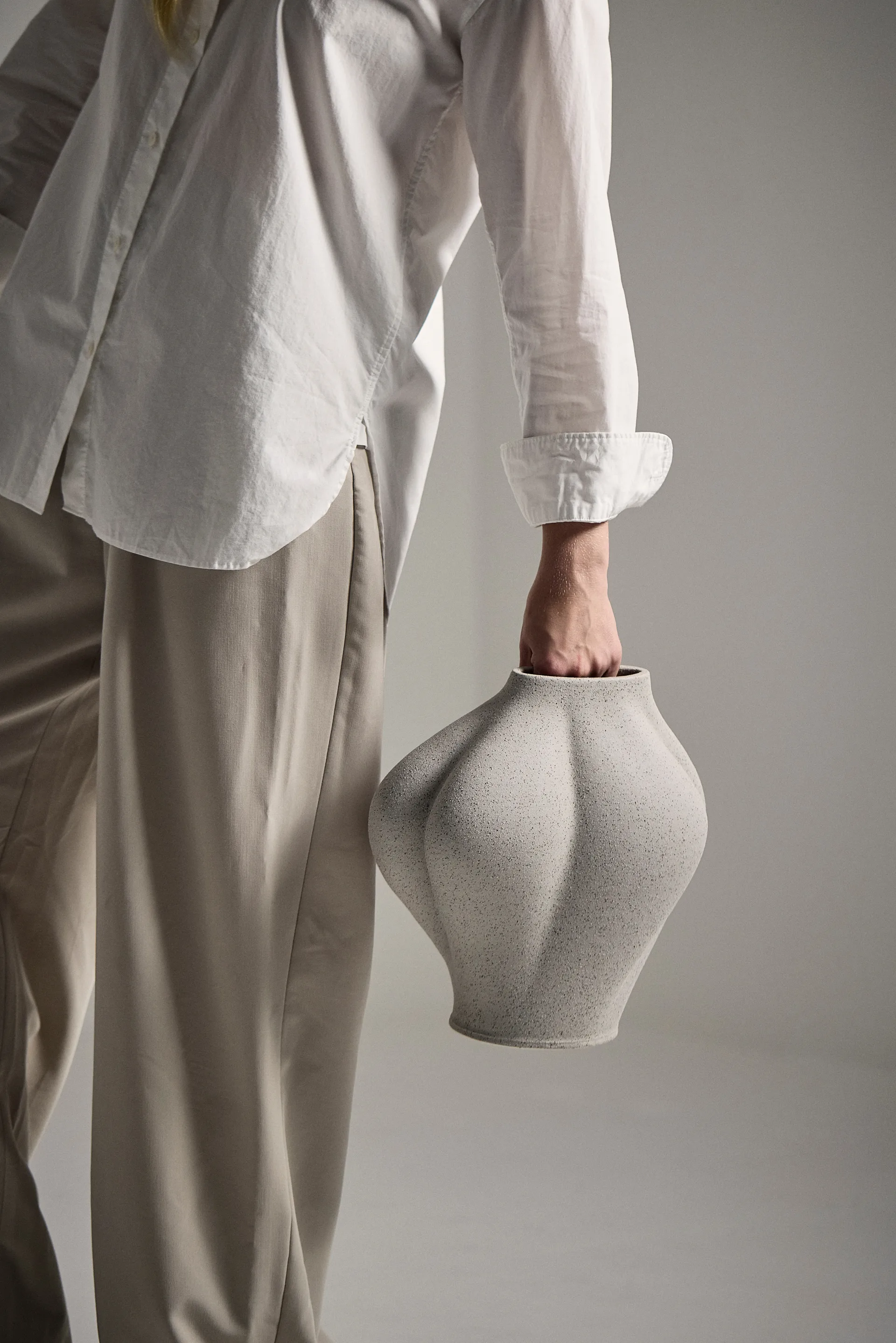 Jarrón Saltare, Taupe, Ø13,8 × 30 cm AYTM