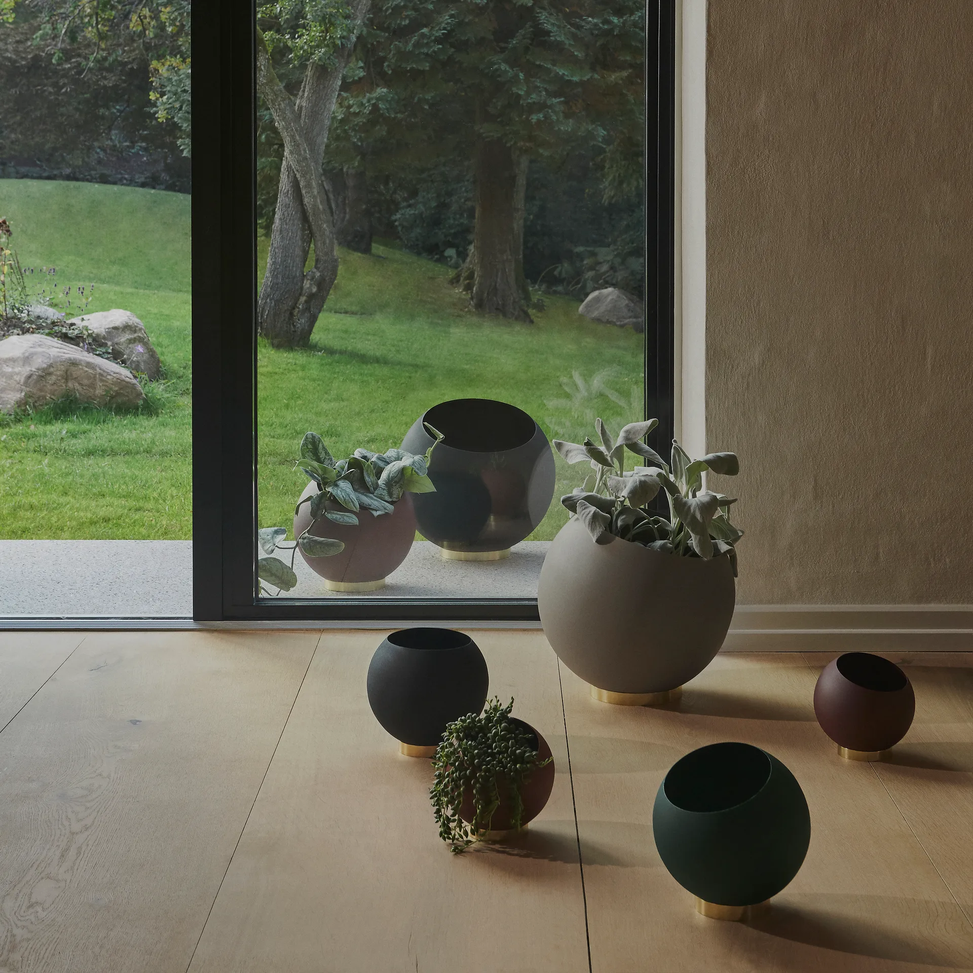Maceta Globe Ø21 cm, Black AYTM