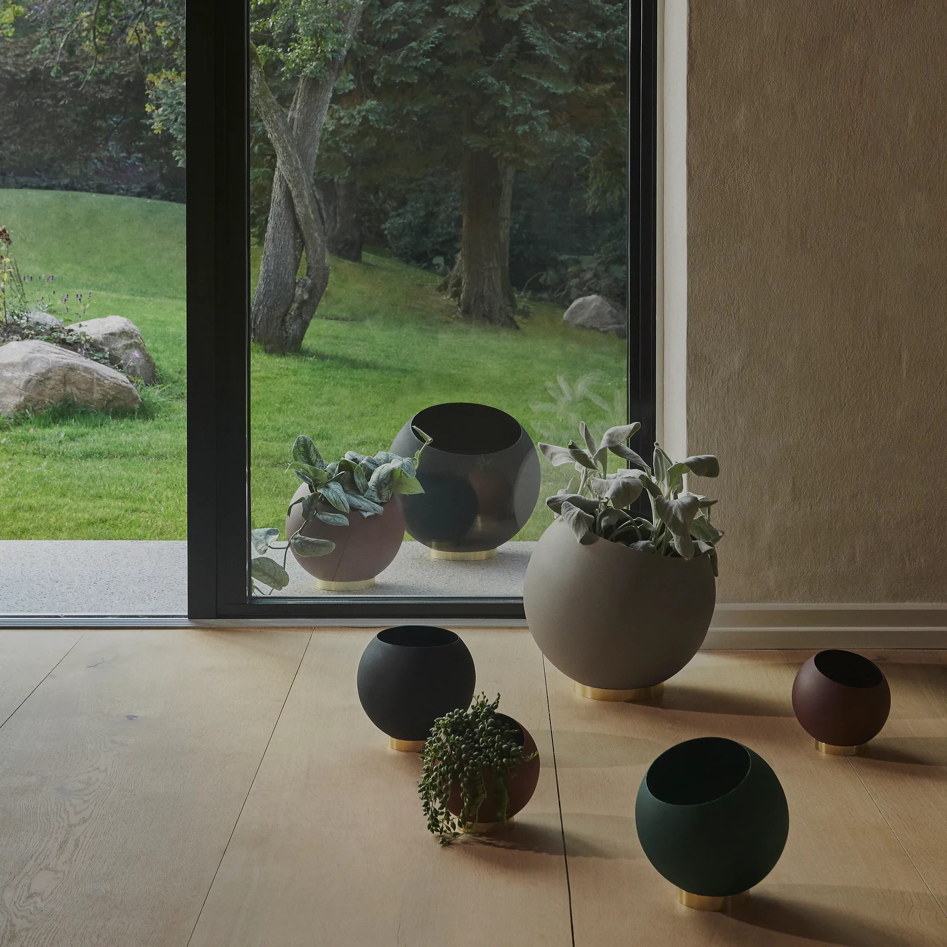Maceta Globe Ø43 cm, Black AYTM