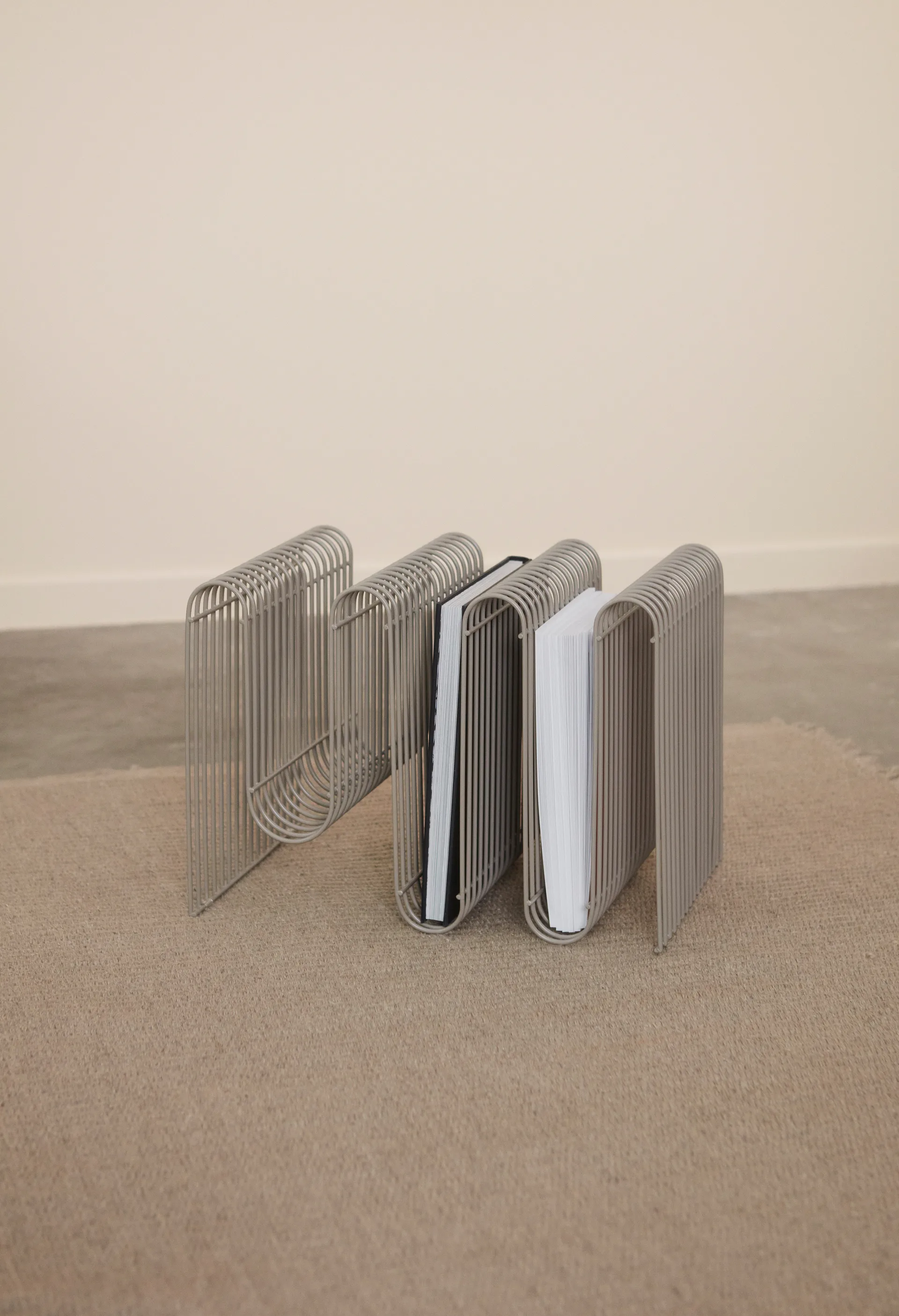 Revistero Curva, Taupe AYTM