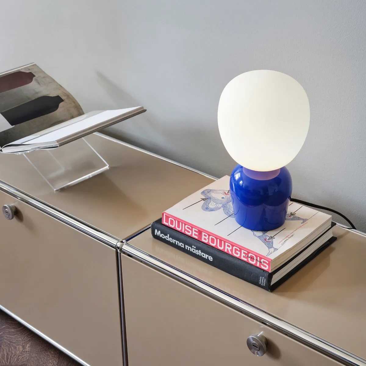 Lámpara de mesa Buddy vidrio opal, Azul ultramarino  Belid