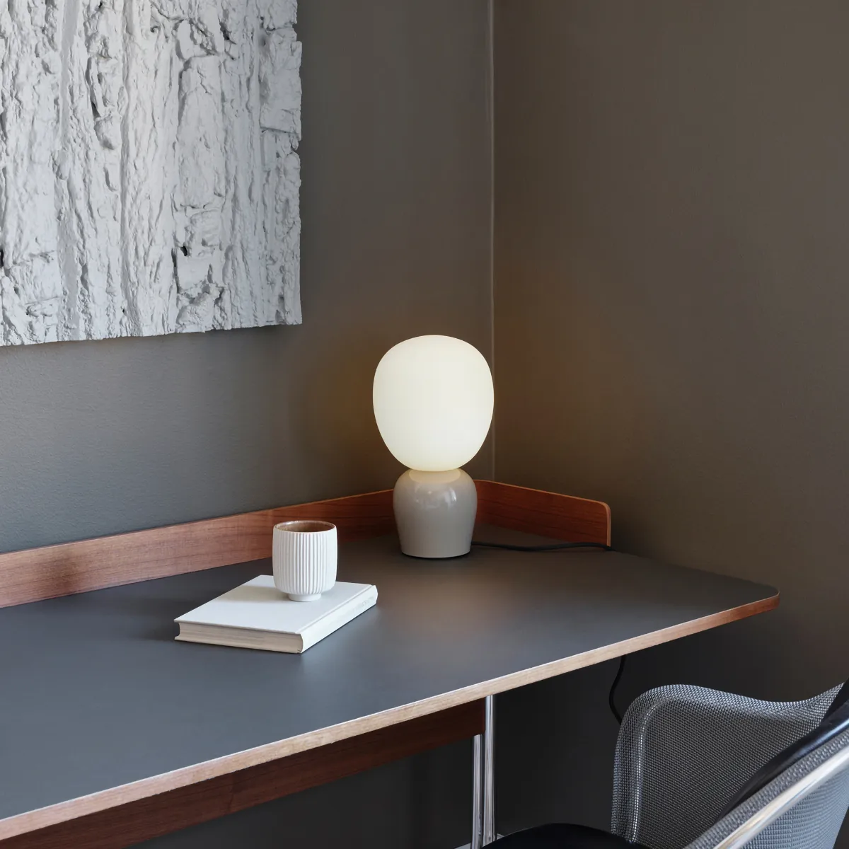 Lámpara de mesa Buddy vidrio opal, Soft greige Belid