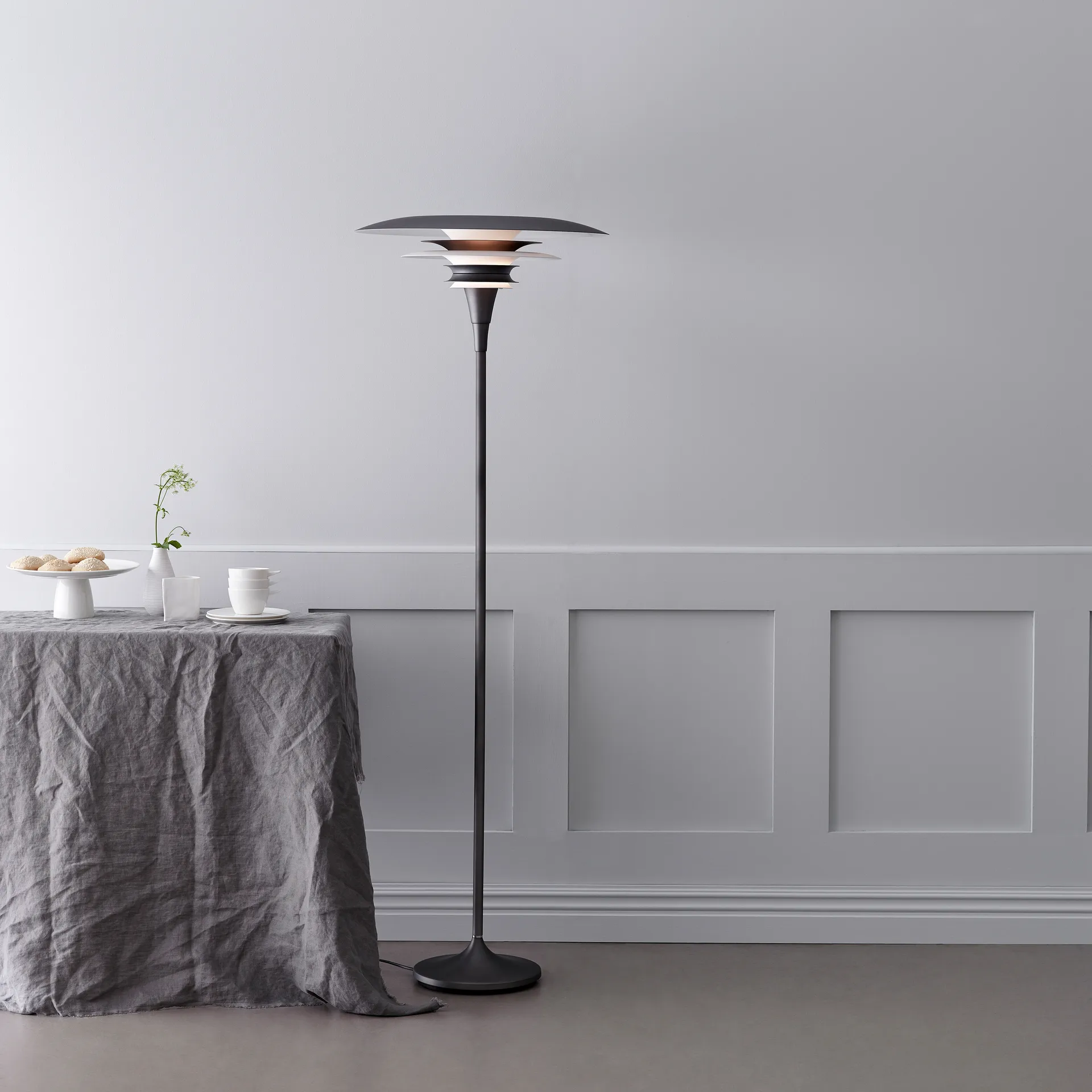 Lámpara de pie Diablo Ø30 cm, Negro mate-rojo brillante Belid