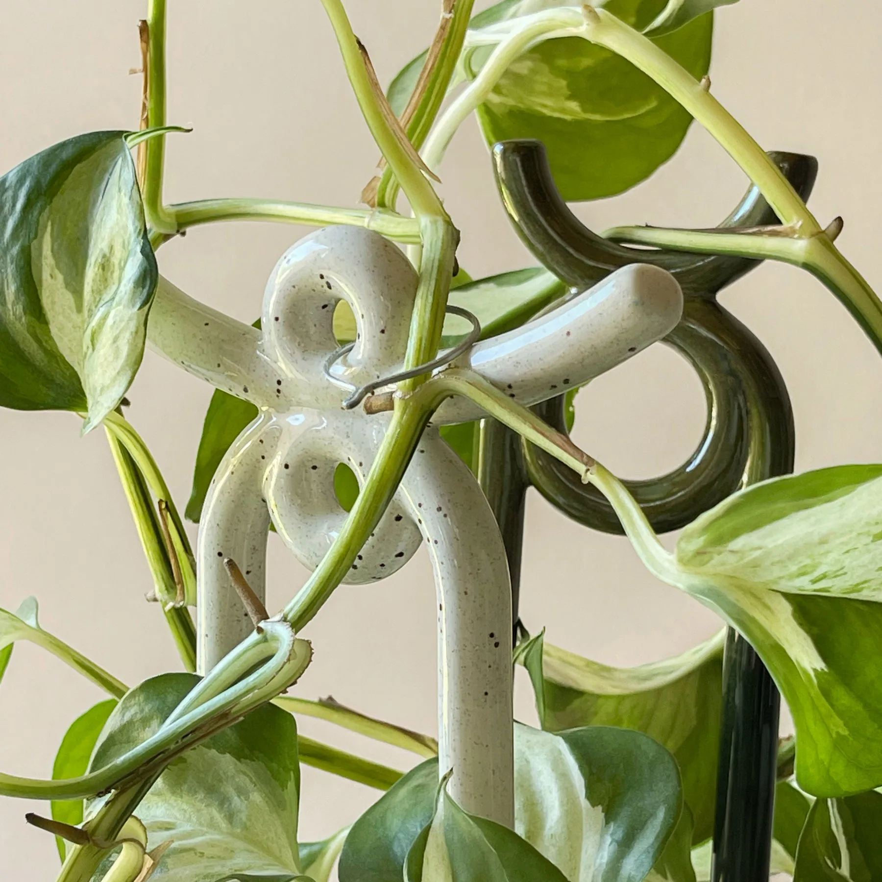 Soporte para plantas Folk Yuma, Pebble White Bergs Potter