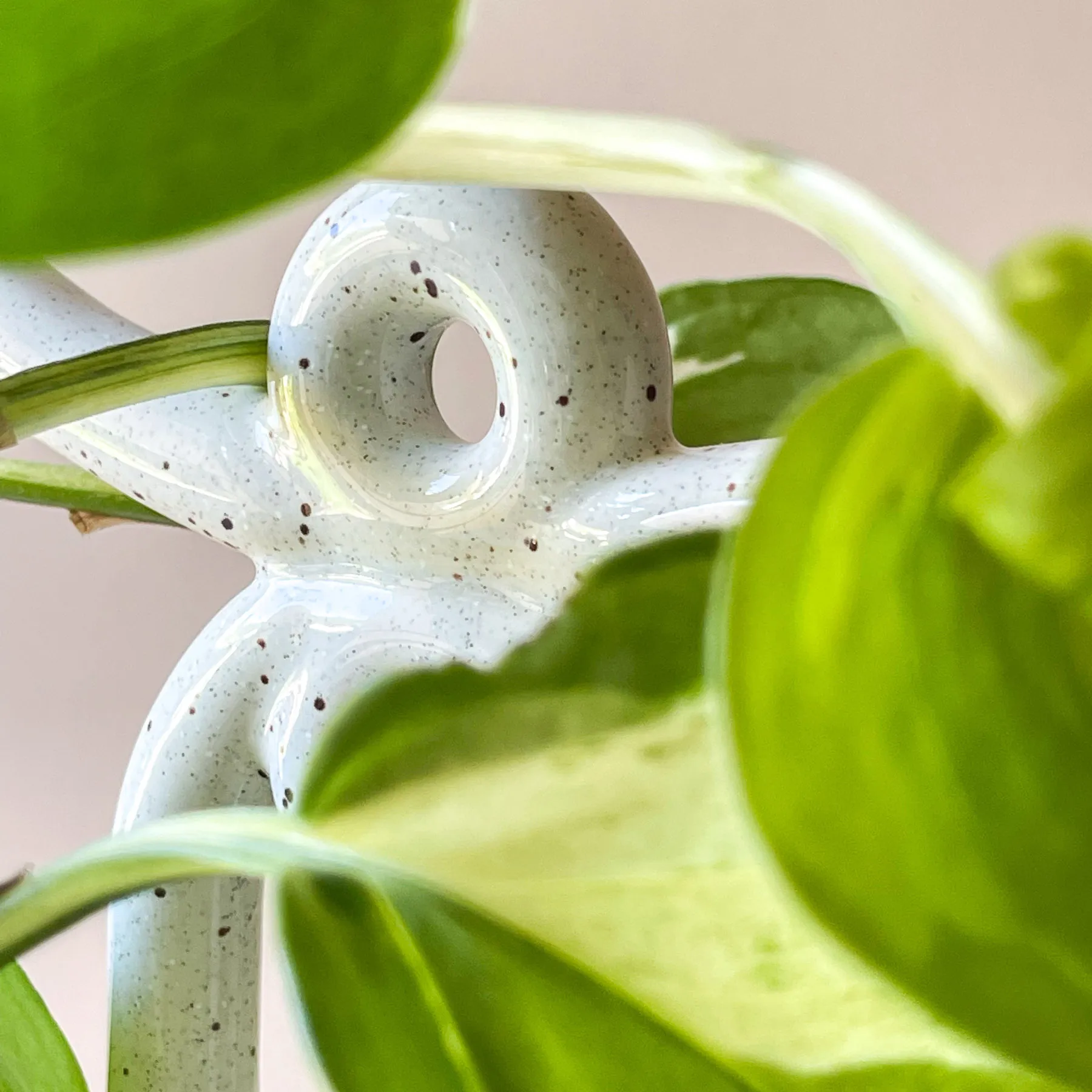 Soporte para plantas Folk Yuma, Pebble White Bergs Potter
