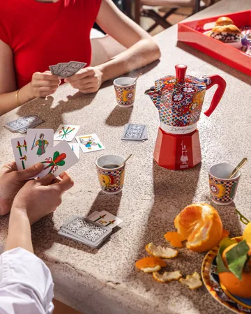 Cafetera italiana Bialetti x Dolce & Gabbana - Carreta siciliana, 6 tazas - Bialetti