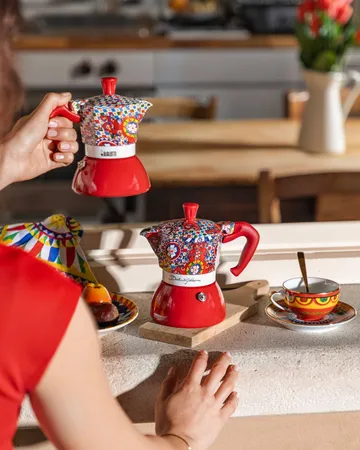 Cafetera italiana de inducción Bialetti x Dolce & Gabbana - Carreta siciliana, 4 tazas - Bialetti