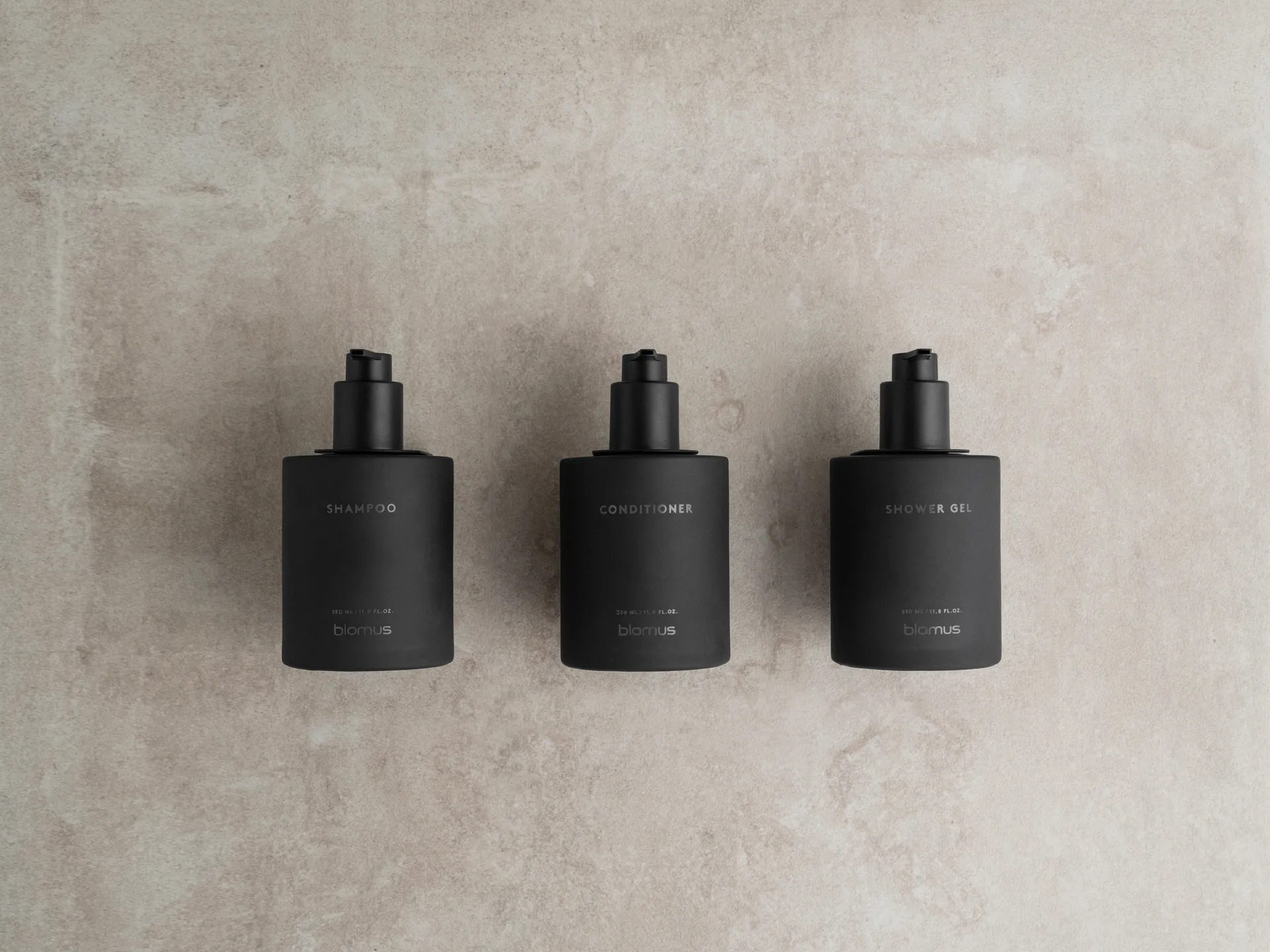 Botellas de vidrio Kirei con soporte de pared, 3-pack, Smoke, montaje con tornillos blomus