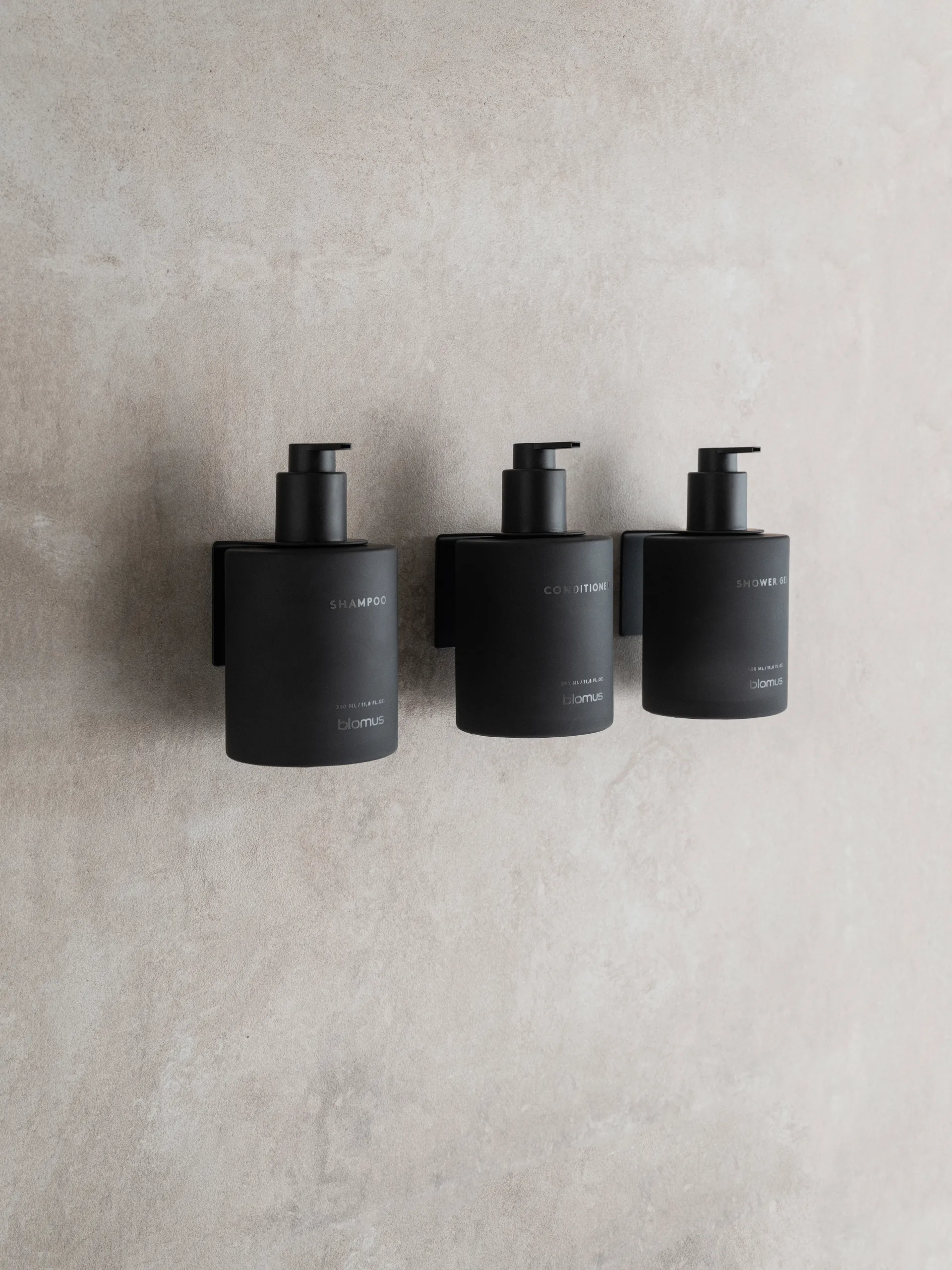 Botellas de vidrio Kirei con soporte de pared, 3-pack, Smoke, montaje con tornillos blomus
