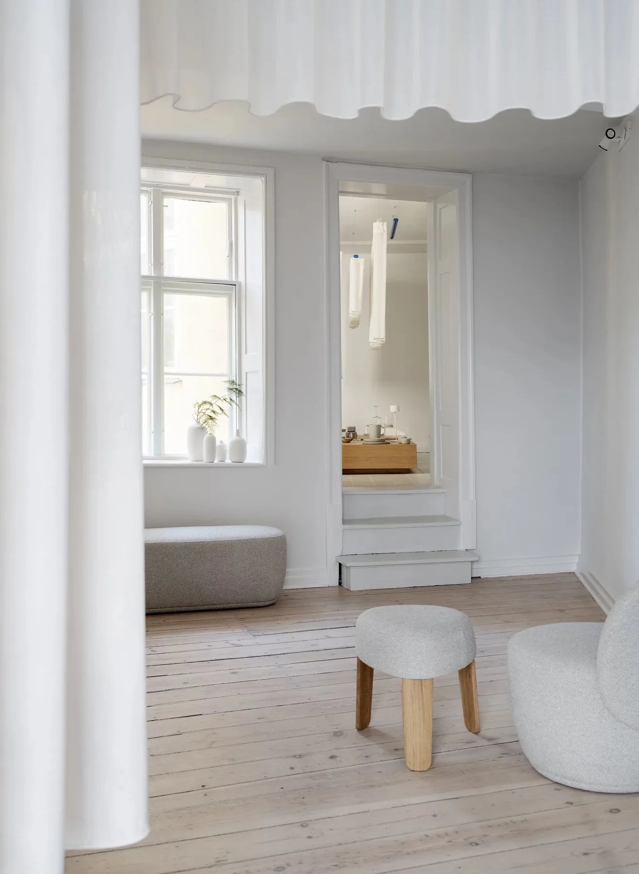 Butaca Kuon, Boucla beige blomus