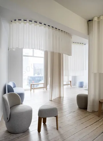 Butaca Kuon con función giratoria - Boucla beige - blomus