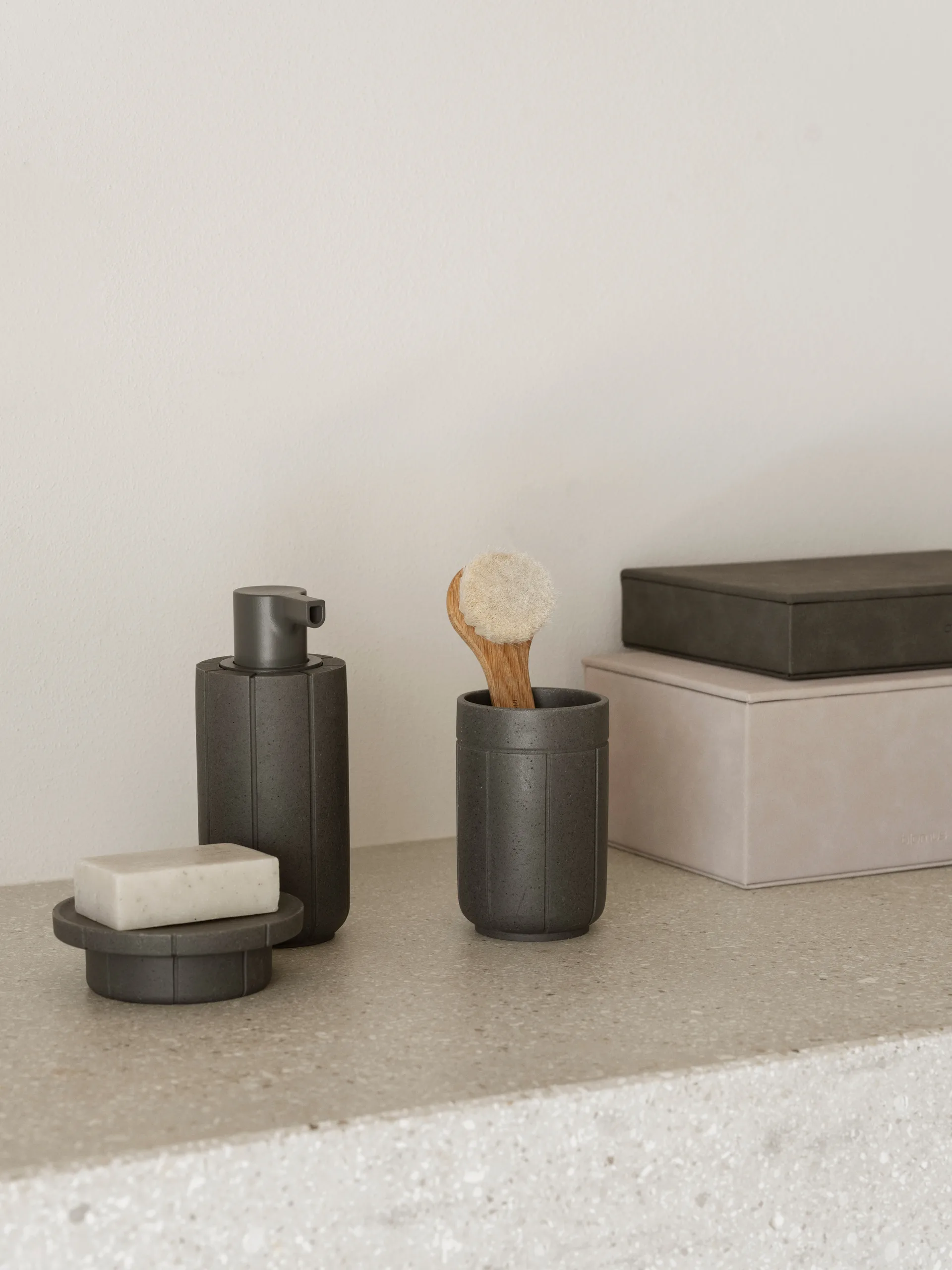 Jabonera Kua, Cedar Wood, Ø11x3,5 cm blomus