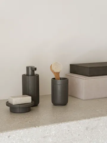 Jabonera Kua - Cedar Wood, Ø11x3,5 cm - blomus