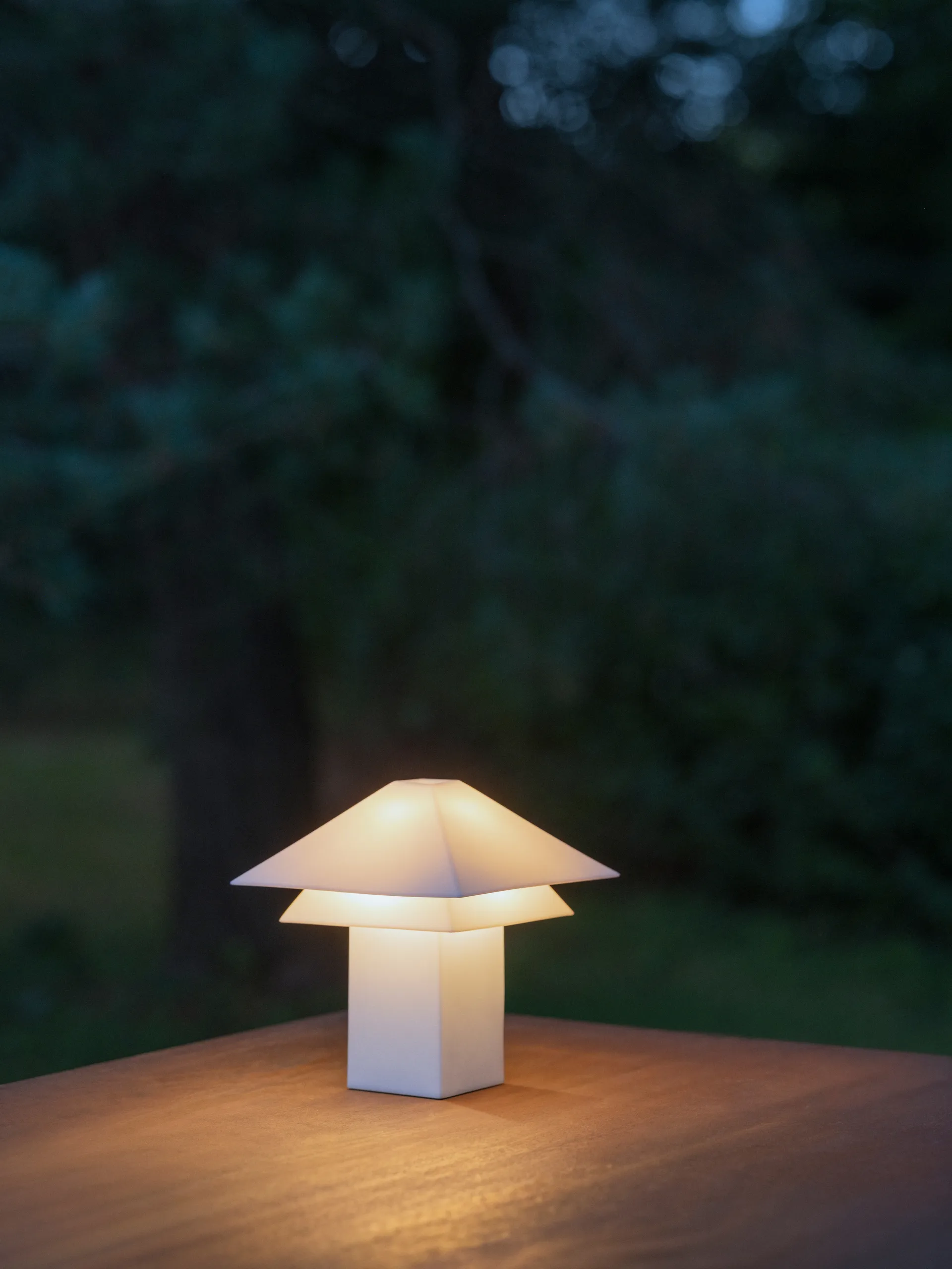 Lámpara de mesa portátil Sanaka, White blomus