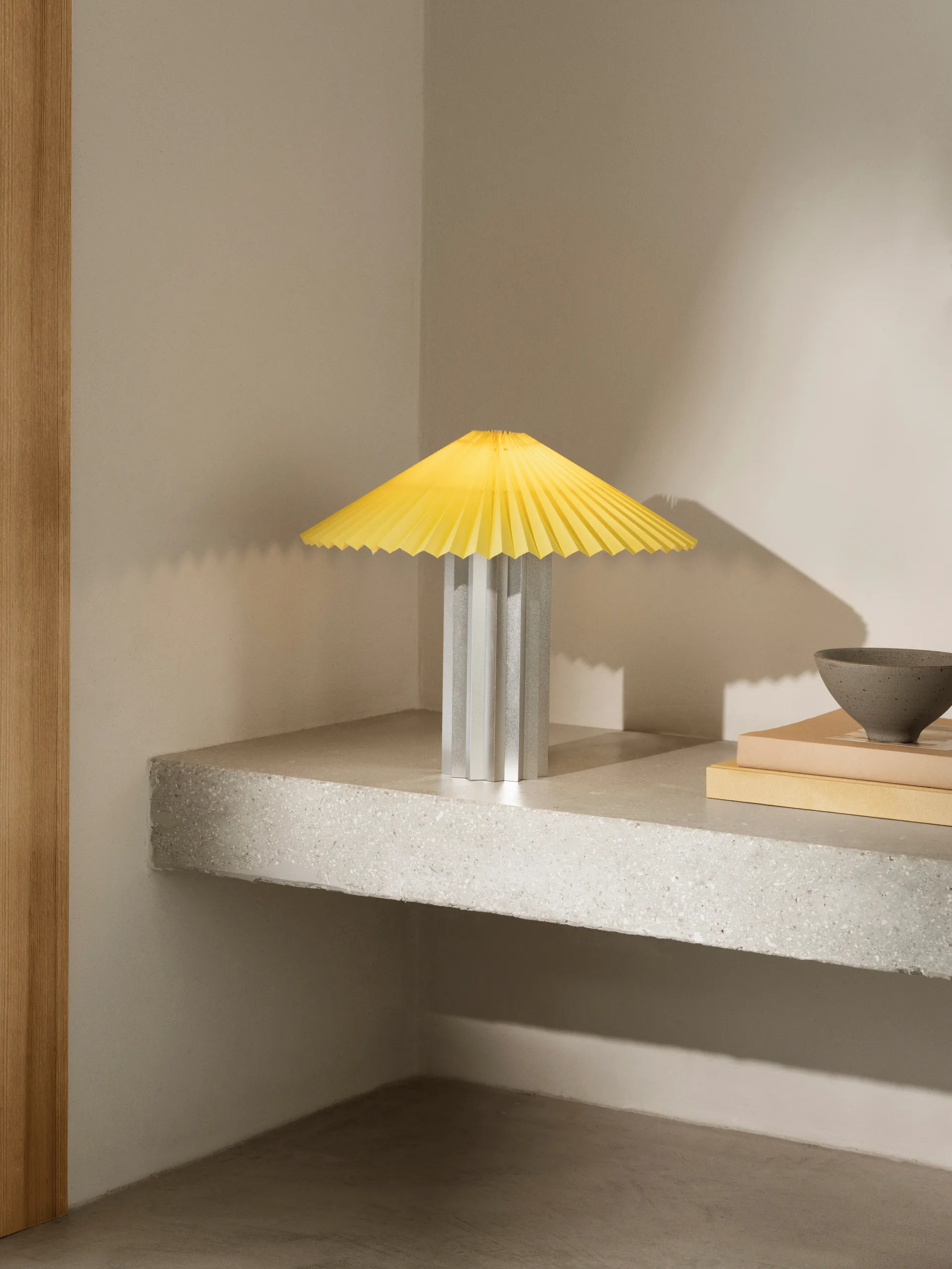 Lámpara de mesa Taite, Cream gold, Ø36,5 × 31 cm blomus