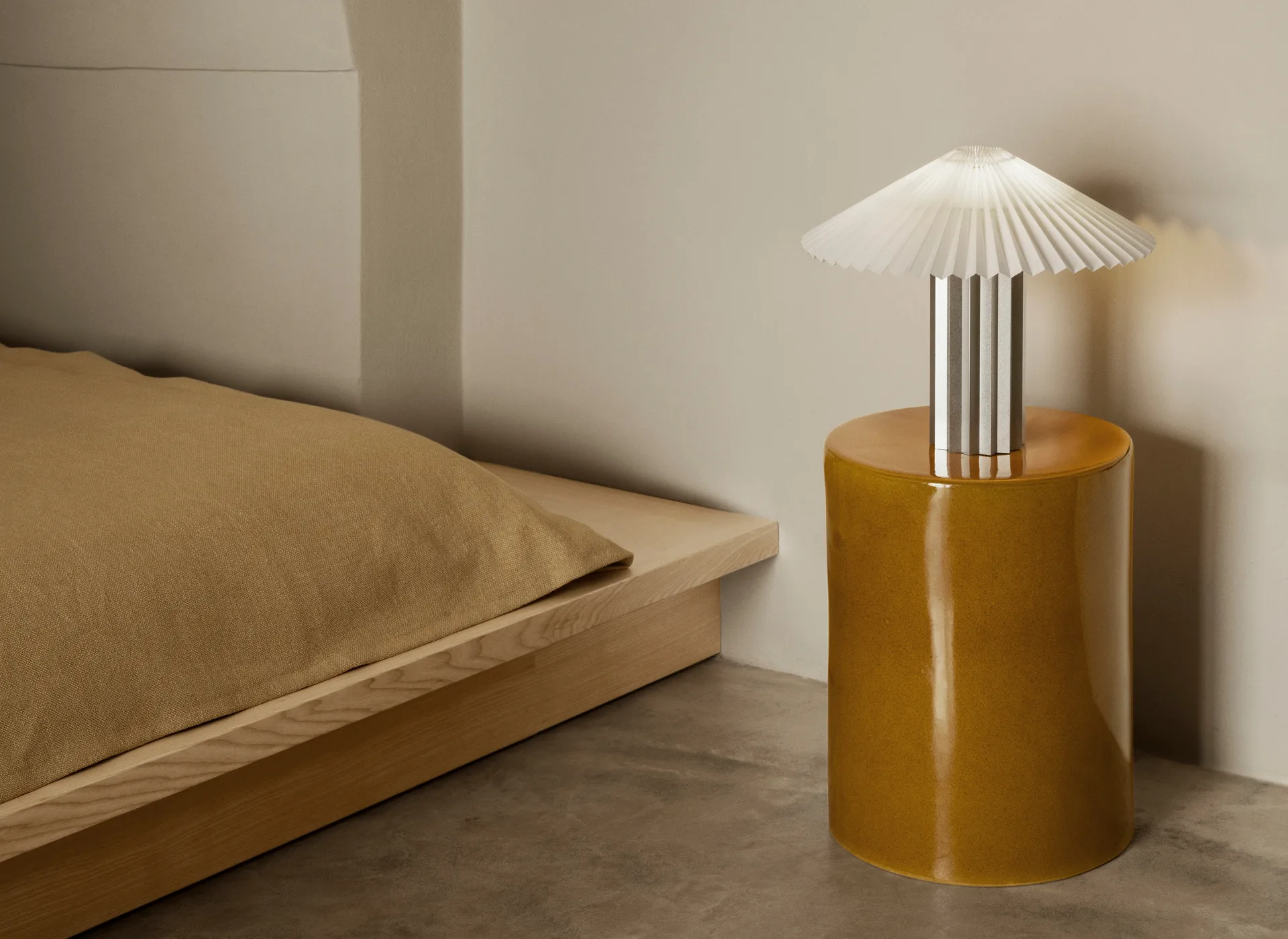 Lámpara de mesa Taite, Lily white, Ø36,5 × 31 cm blomus