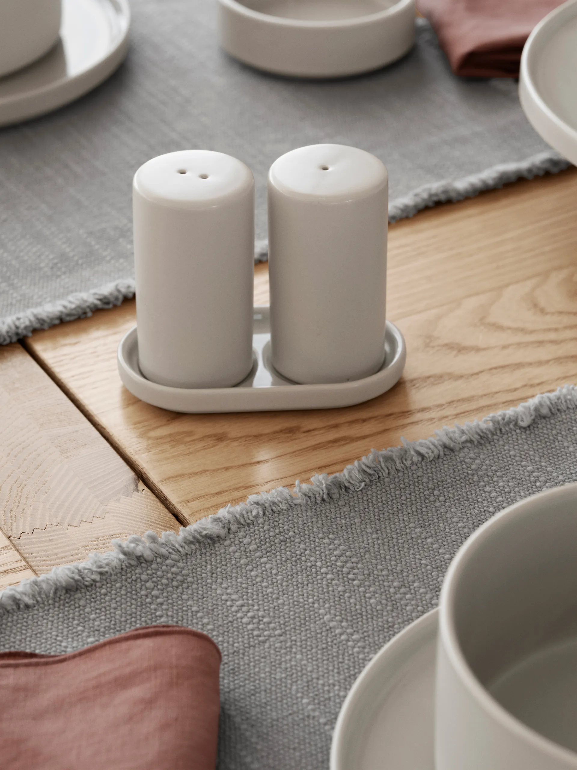 Salero y pimentero Pilar, 2 piezas, Moonbeam, Ø4,5 × 11,5 cm blomus