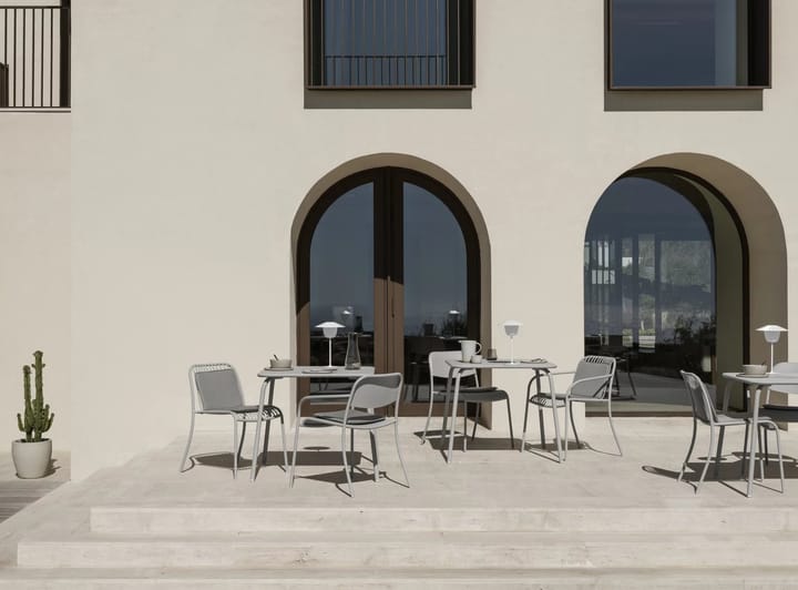 Silla con reposabrazos YUA WIRE armchair, Silk grey blomus