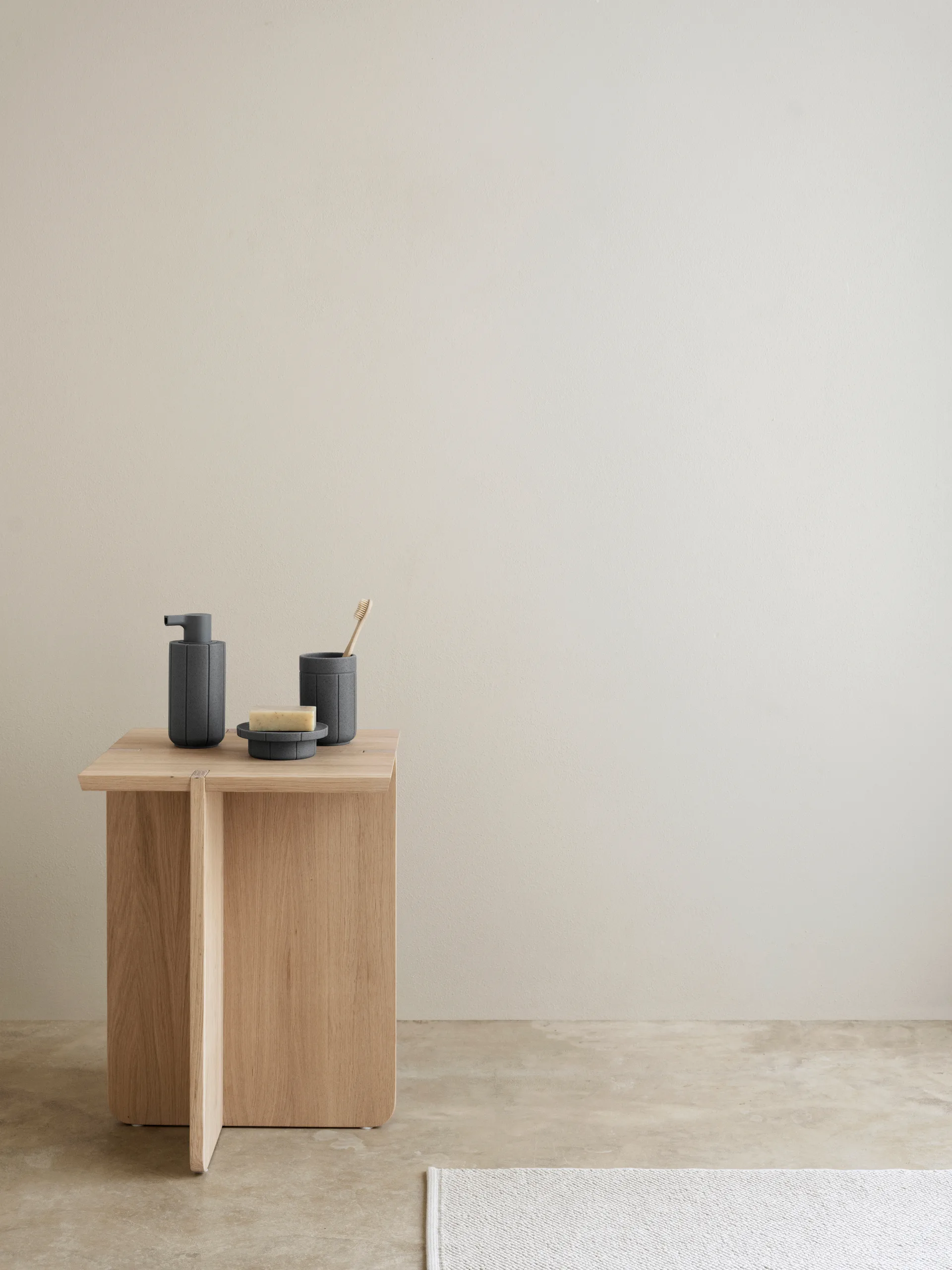 Vaso para cepillos de dientes Kua, Cedar Wood, Ø7 × 11 cm blomus