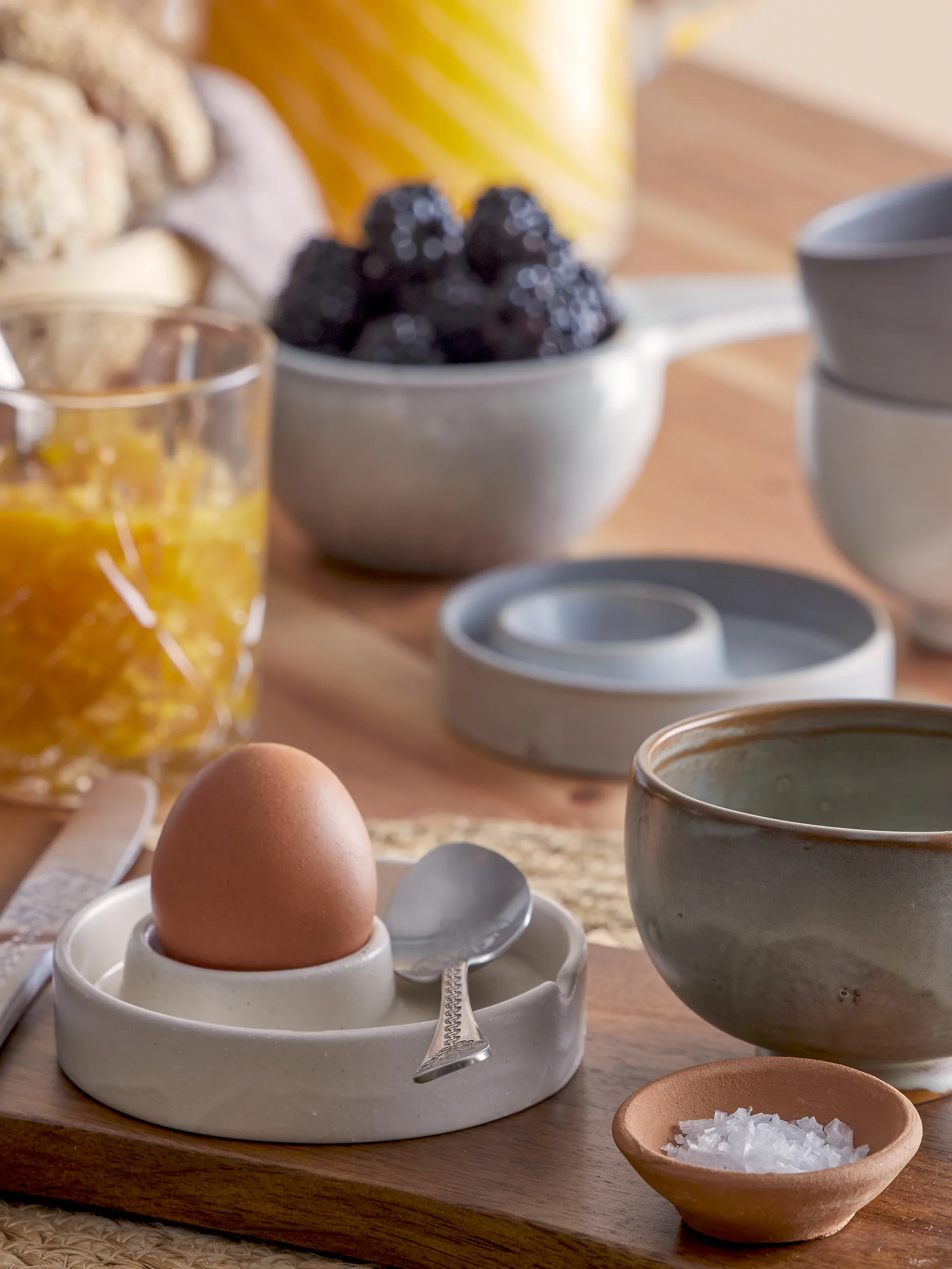 Lila Set de 2 hueveras, gris-blanco Bloomingville