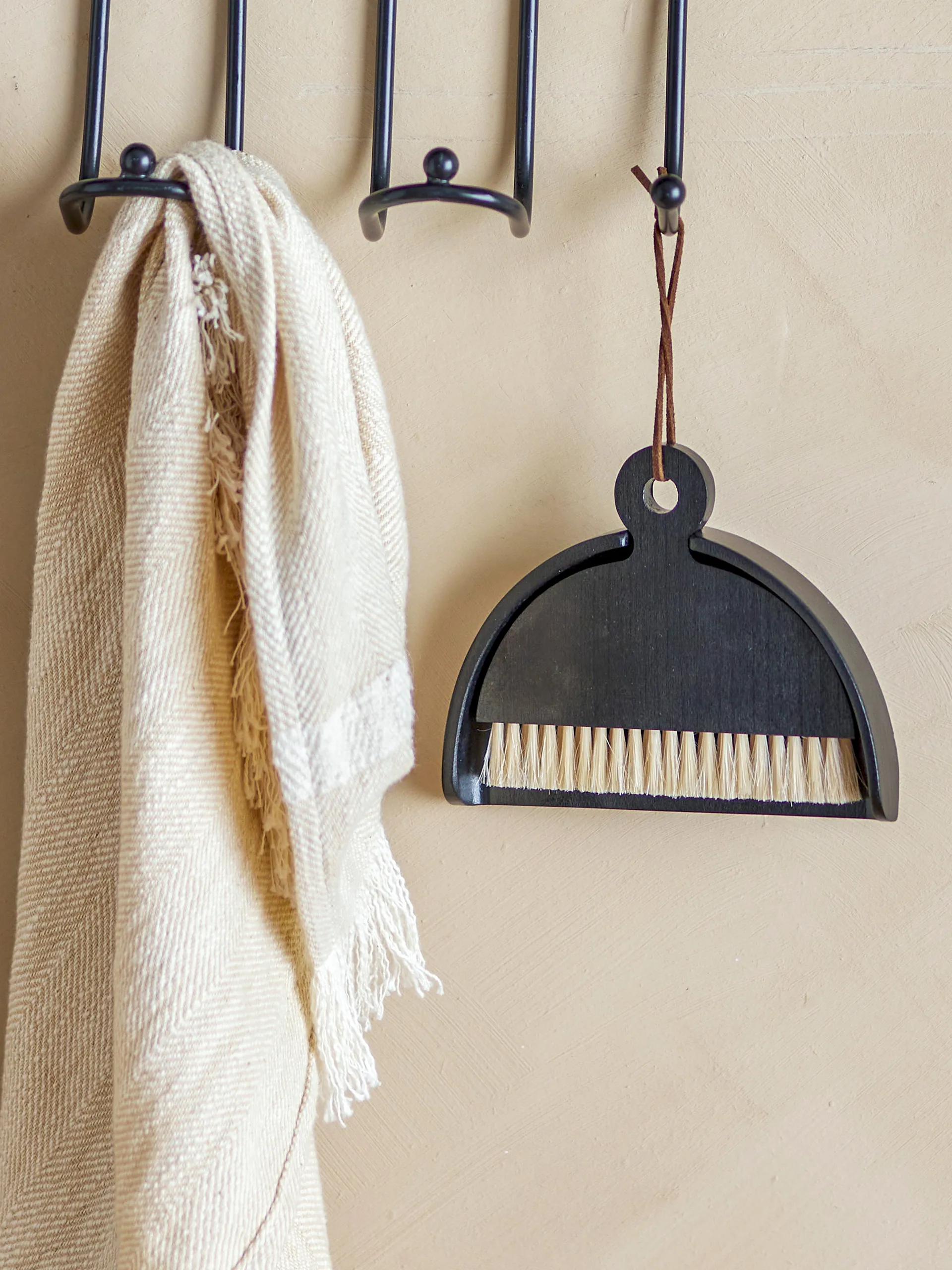 Recogedor y escoba Cleaning, Black beech Bloomingville