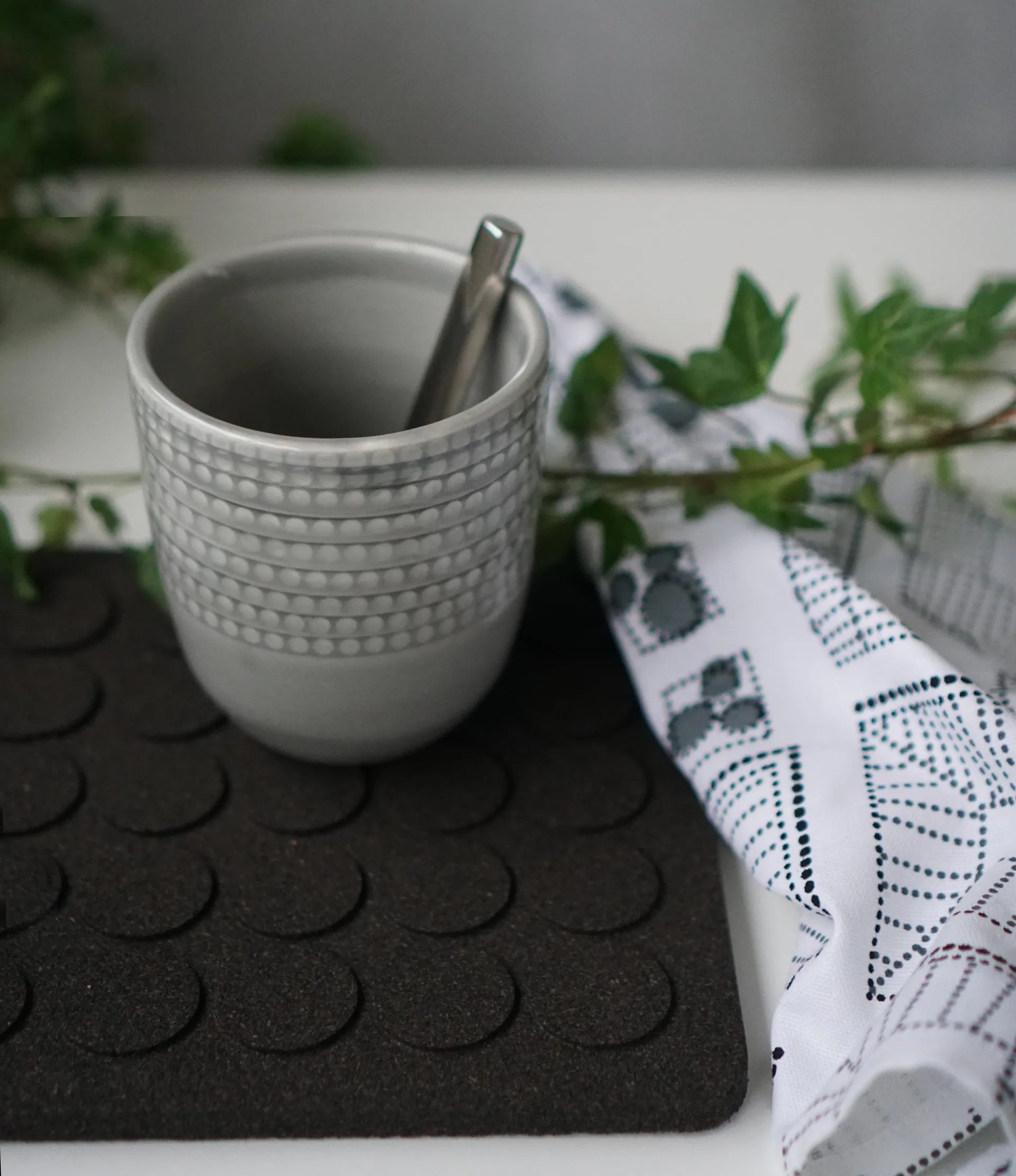 Salvamanteles cuadrado Dots 20x20 cm, Negro Born In Sweden