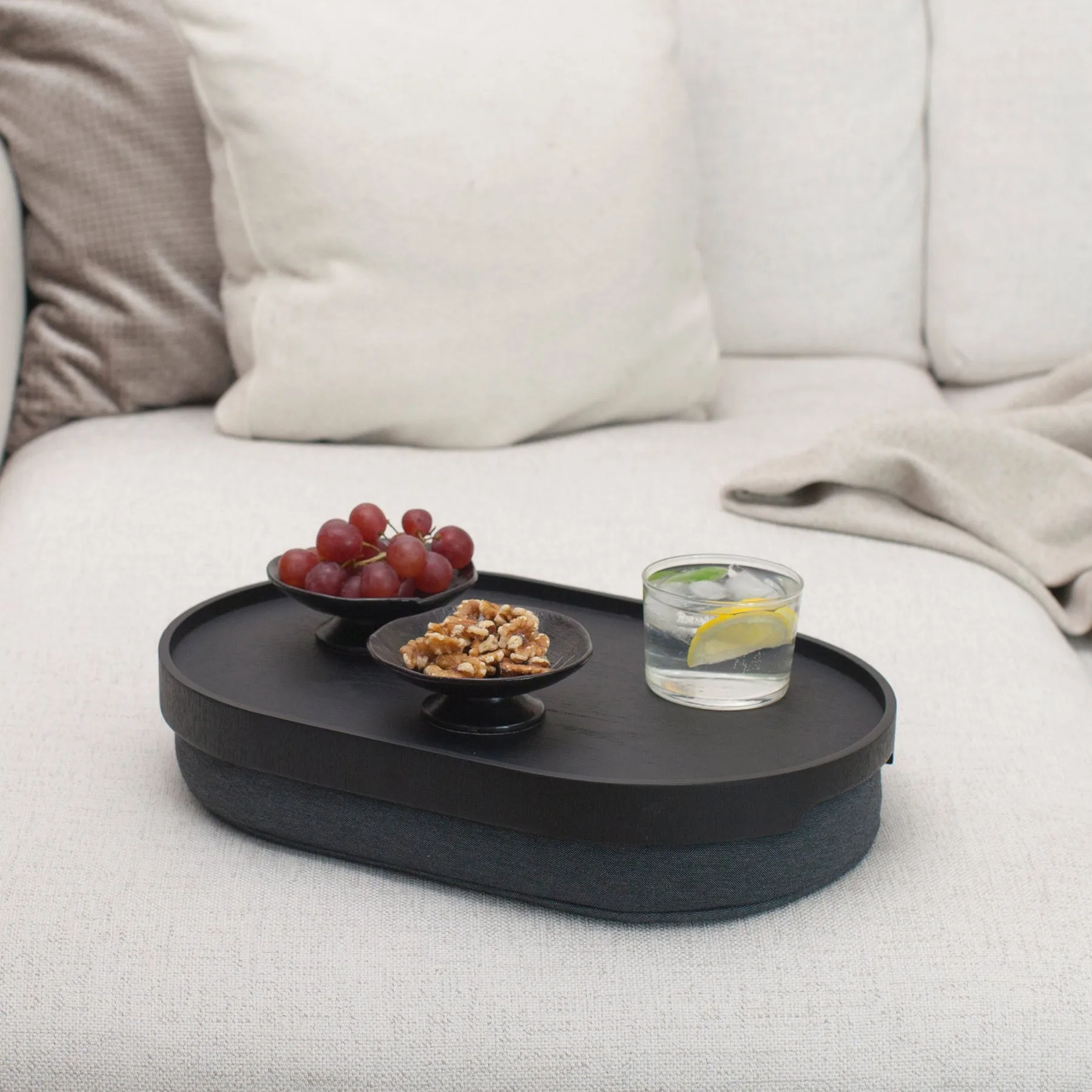 Bandeja antideslizante para el regazo CurveLine™  39×26 cm, Negro sauce-gris Bosign