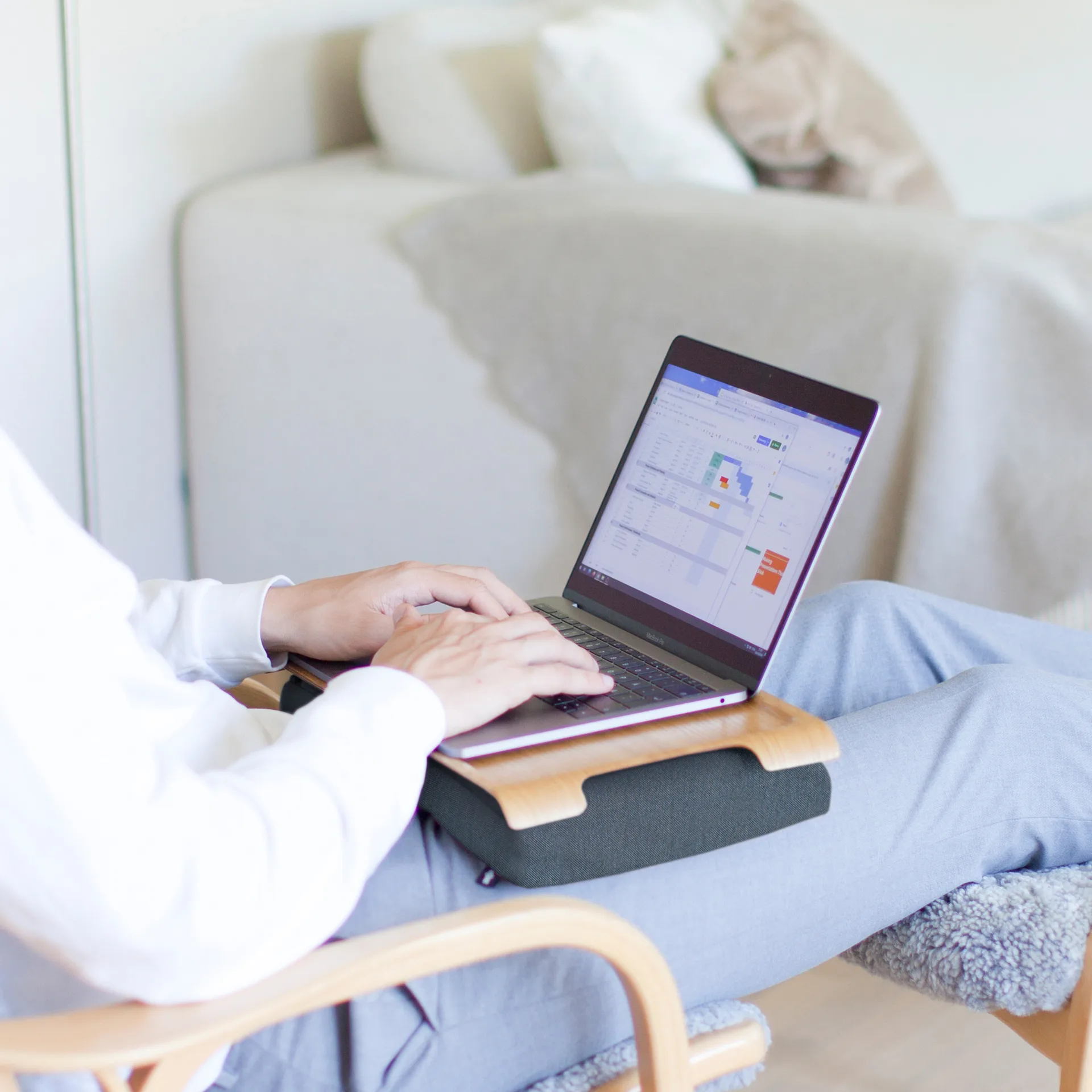 Bandeja para portátil mini, Madera de sauce-sal y pimienta gris Bosign