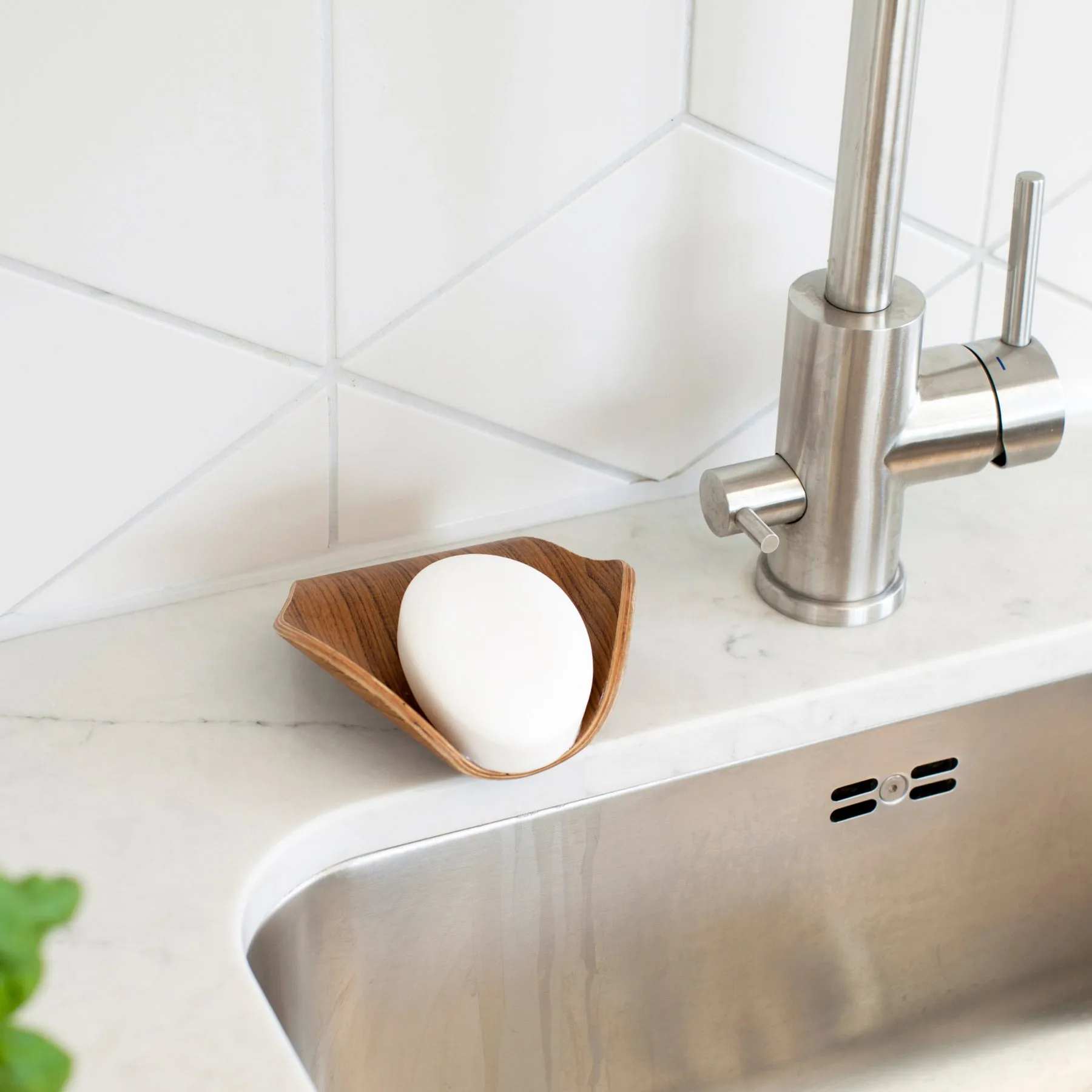 Jabonera Leaf™ con drenaje 11,5 × 11,5 cm, Nogal Bosign