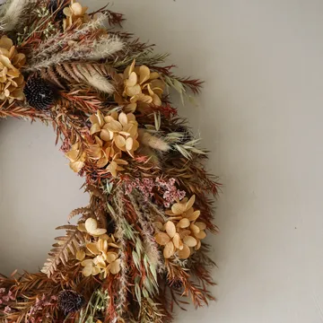 Corona de flores Golden Meadow Wreath - Hortensia-hierba seca-helecho-oreja de liebre, Ø40 cm - Botané