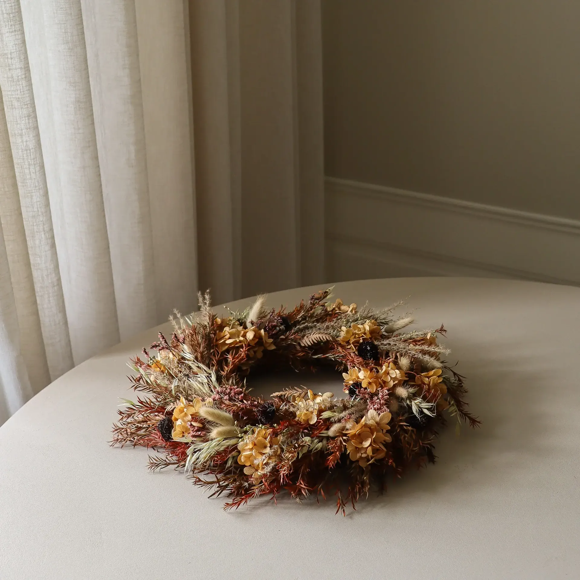 Corona de flores Golden Meadow Wreath, Hortensia-hierba seca-helecho-oreja de liebre, Ø40 cm Botané
