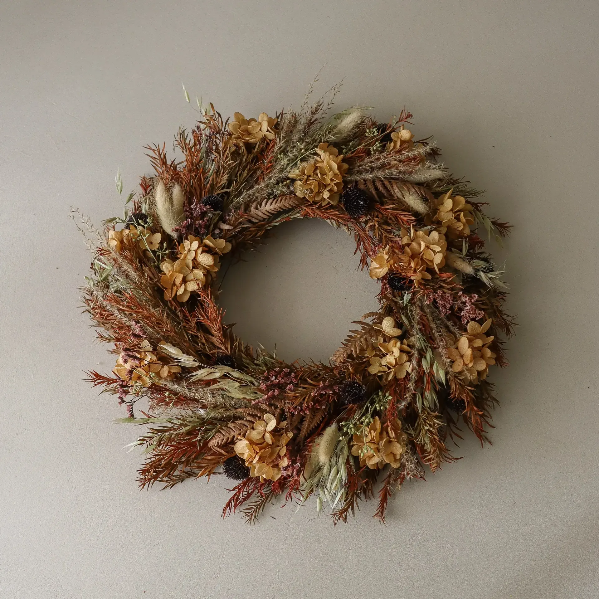 Corona de flores Golden Meadow Wreath, Hortensia-hierba seca-helecho-oreja de liebre, Ø40 cm Botané