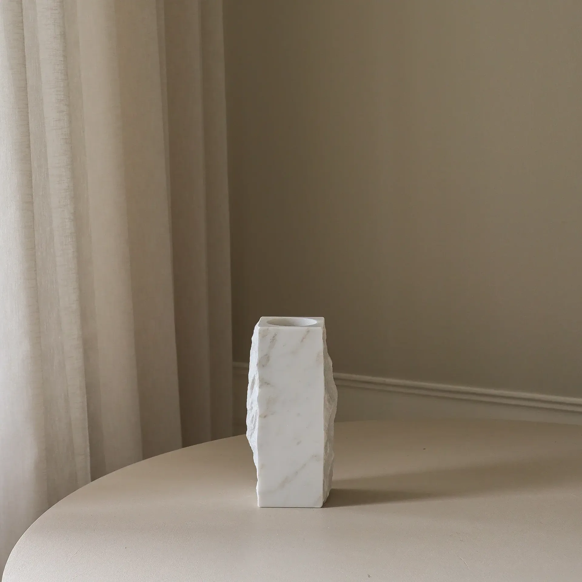 Jarrón de mármol Carrara Edge, Small, 25 cm Botané