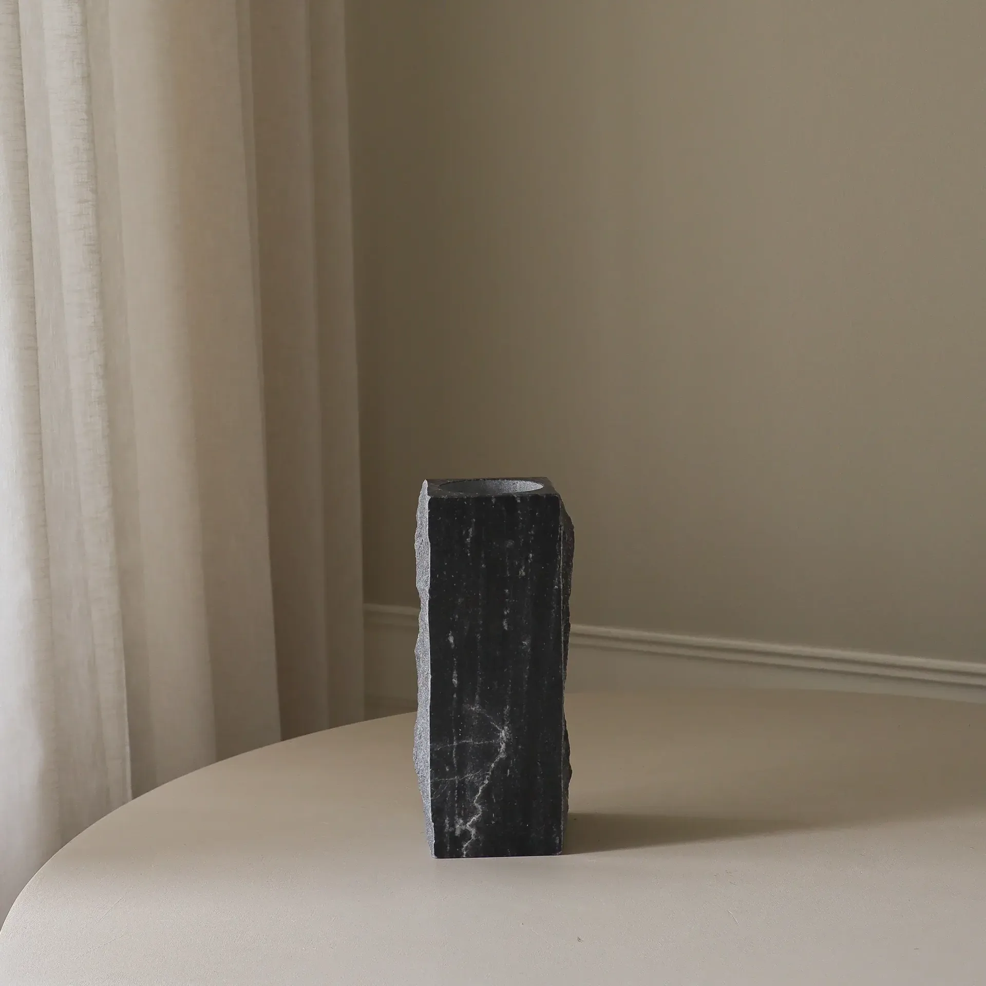 Jarrón de mármol Cartier Edge, Medium, 30 cm Botané