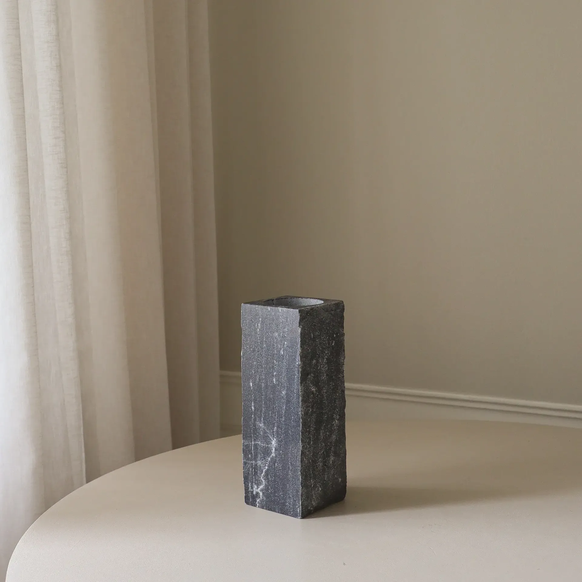 Jarrón de mármol Cartier Edge, Medium, 30 cm Botané