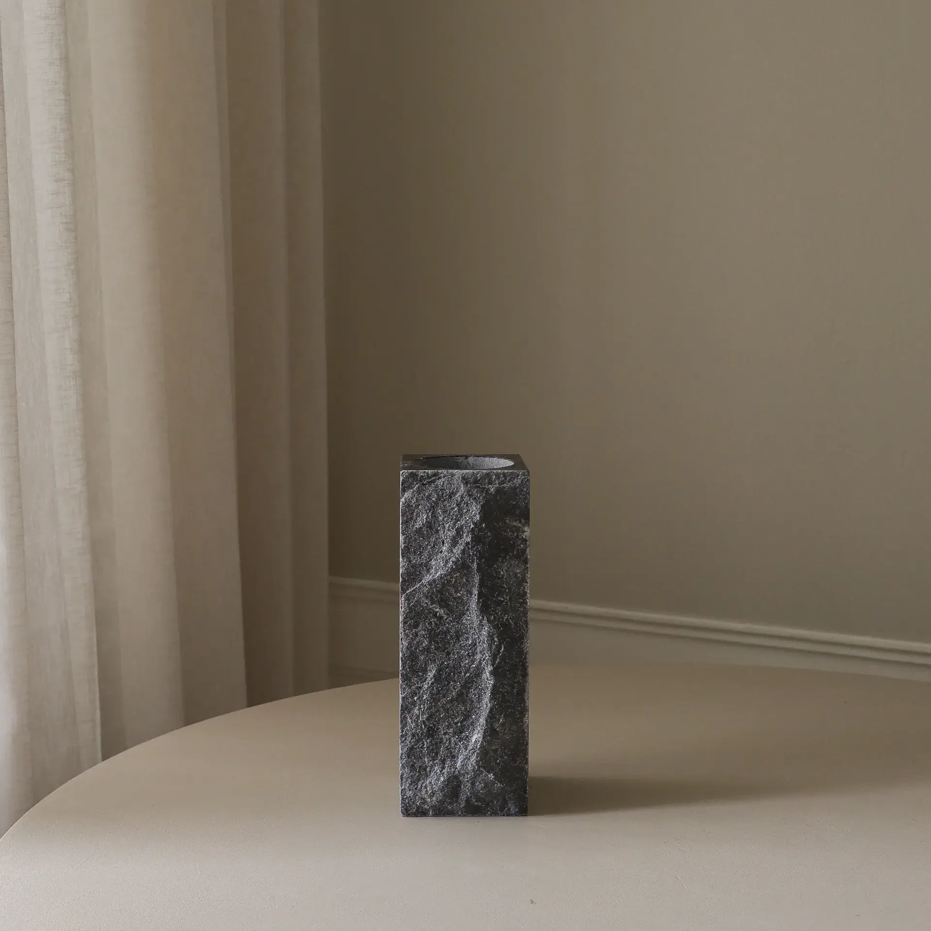 Jarrón de mármol Cartier Edge, Medium, 30 cm Botané