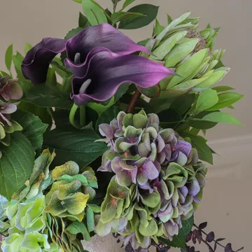 Ramo artificial Aubergine Bloom - Cala-hortensia-protea rey, 106 cm, 12 uds - Botané