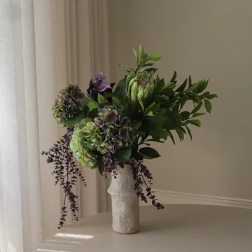 Ramo artificial Aubergine Bloom - Cala-hortensia-protea rey, 106 cm, 12 uds - Botané