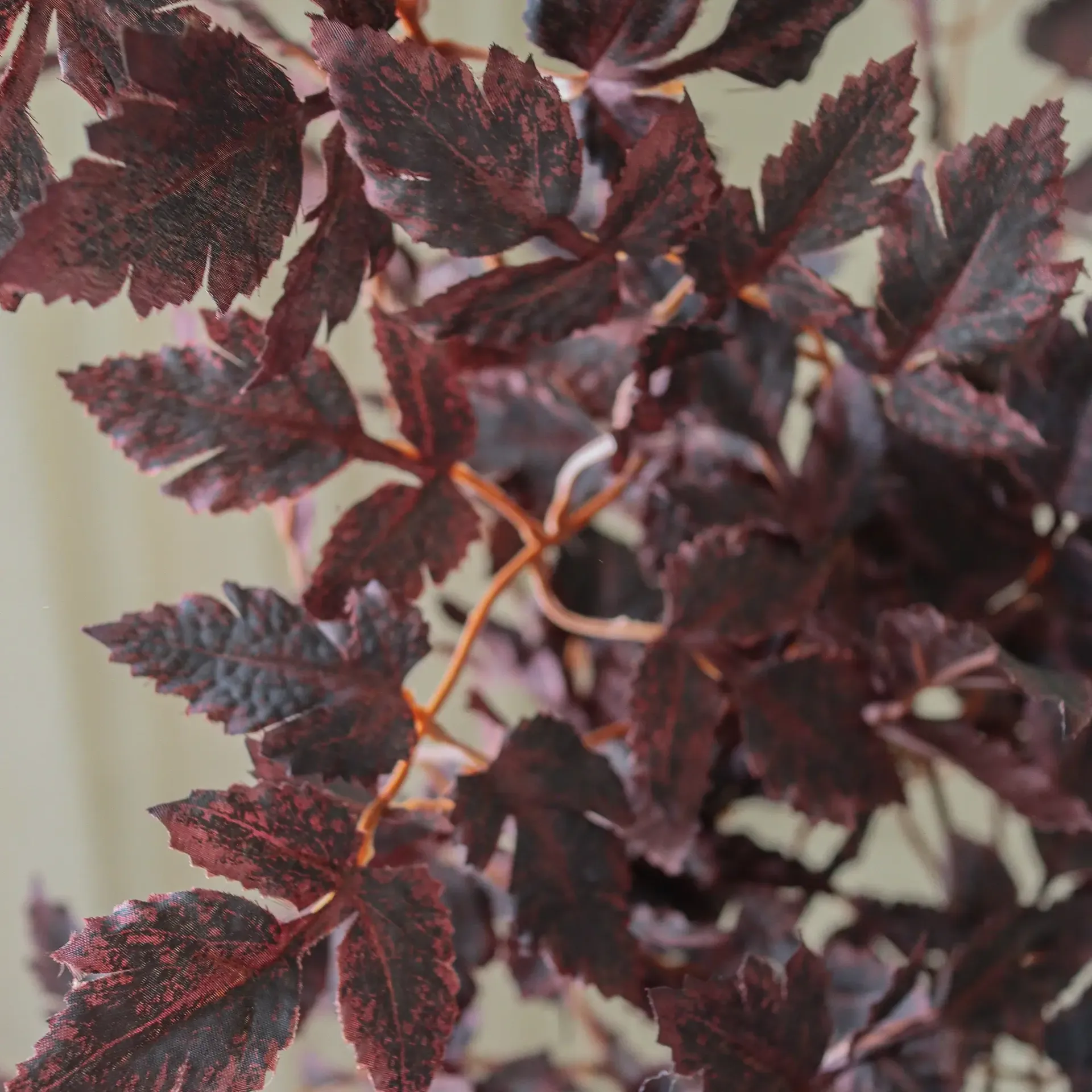 Ramo artificial Burgundy Plum Leaves, Red, 85 cm, 1 ud. Botané