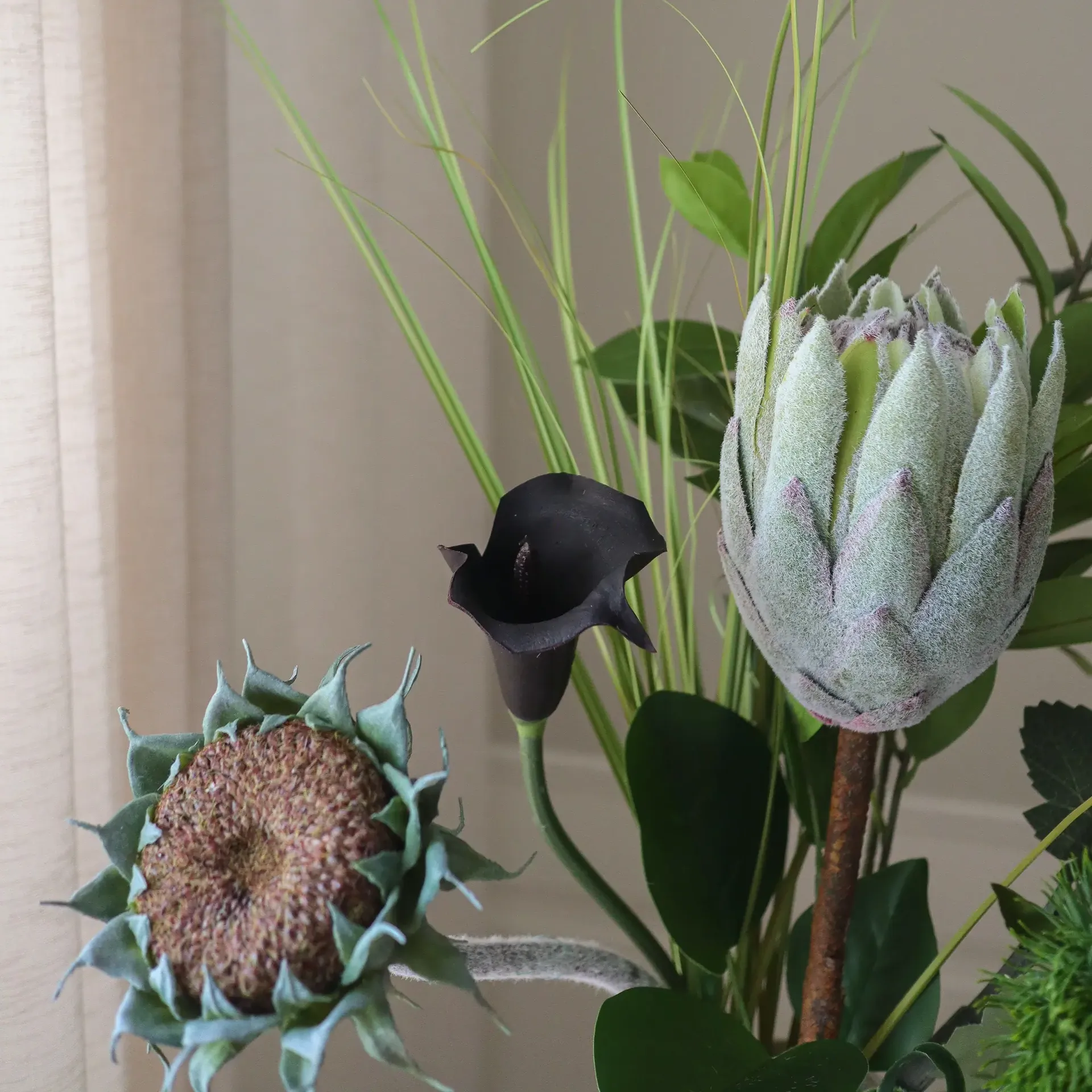 Ramo artificial Midnight Wilderness, Protea rey-crisantemo-cala-clavel, 78 cm, 7 uds Botané
