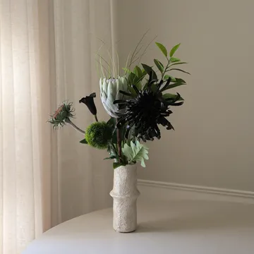 Ramo artificial Midnight Wilderness - Protea rey-crisantemo-cala-clavel, 78 cm, 7 uds - Botané