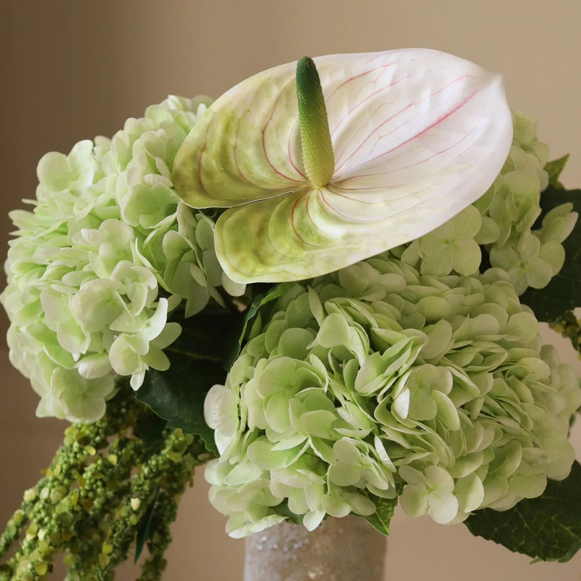 Ramo de flores artificiales Dewdrop Symphony, Hortensia-anturio verde claro-amaranto, 6 ud. Botané