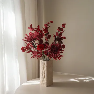 Ramo sintético Berry Drama - Crisantemo araña, clavel, eucalipto, 84 cm - Botané