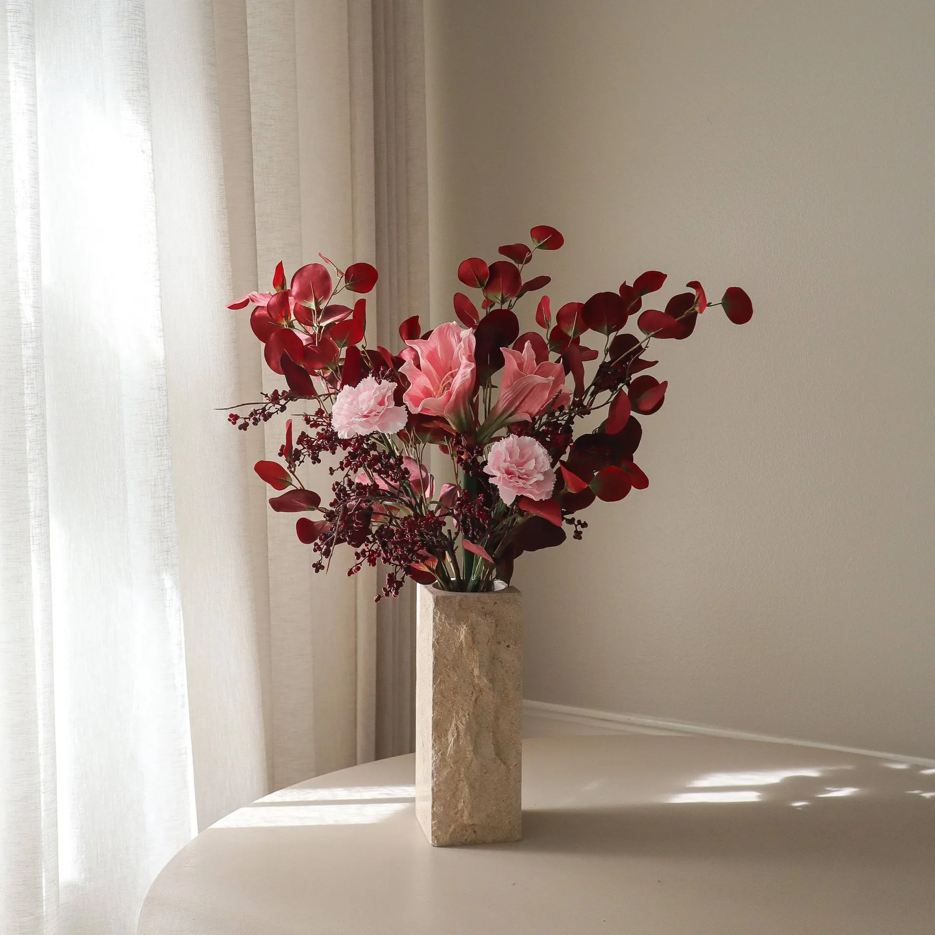 Ramo sintético Burgundy Blush, Amaryllis, clavel, ramas de bayas, eucalipto, 84 cm Botané