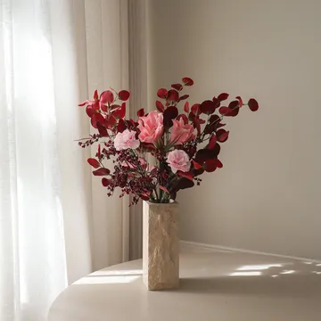 Ramo sintético Burgundy Blush - Amaryllis, clavel, ramas de bayas, eucalipto, 84 cm - Botané