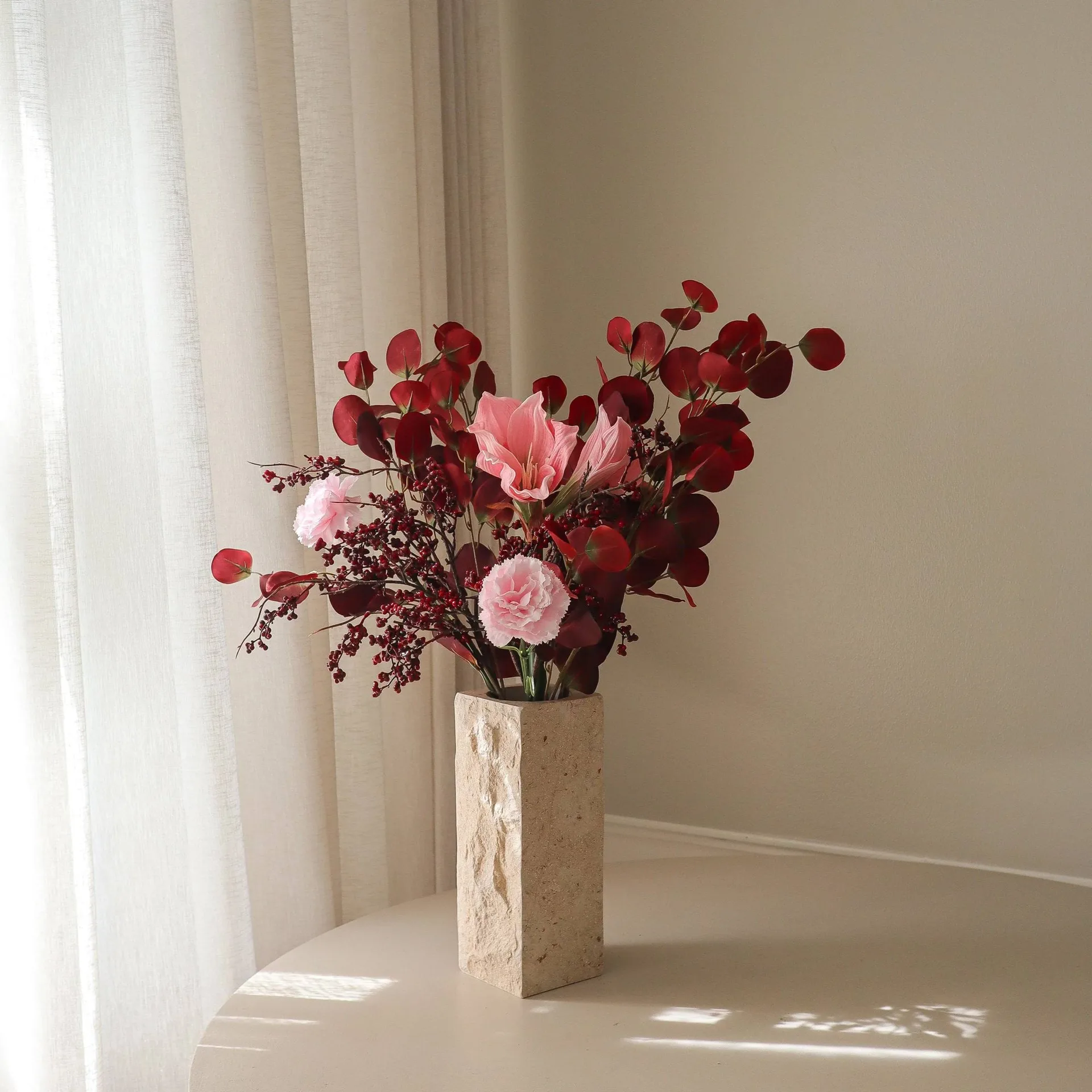 Ramo sintético Burgundy Blush, Amaryllis, clavel, ramas de bayas, eucalipto, 84 cm Botané