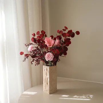 Ramo sintético Burgundy Blush - Amaryllis, clavel, ramas de bayas, eucalipto, 84 cm - Botané