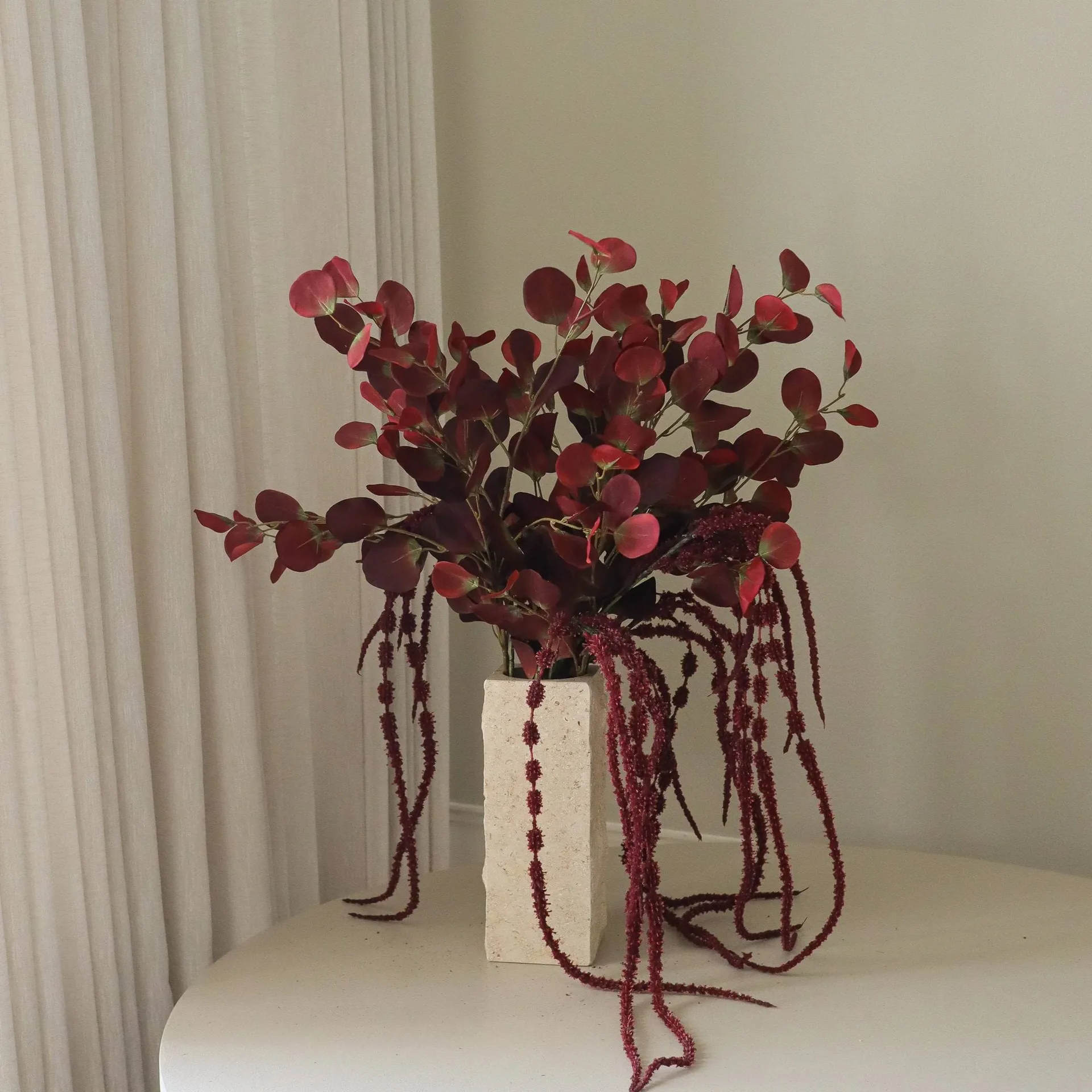 Ramo sintético Burgundy Veil, Eucalipto, amaranto, 84 cm Botané