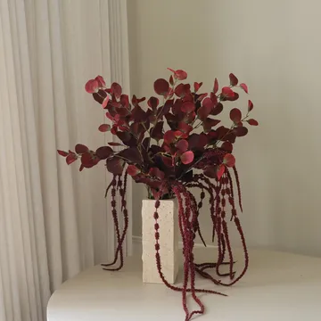 Ramo sintético Burgundy Veil - Eucalipto, amaranto, 84 cm - Botané